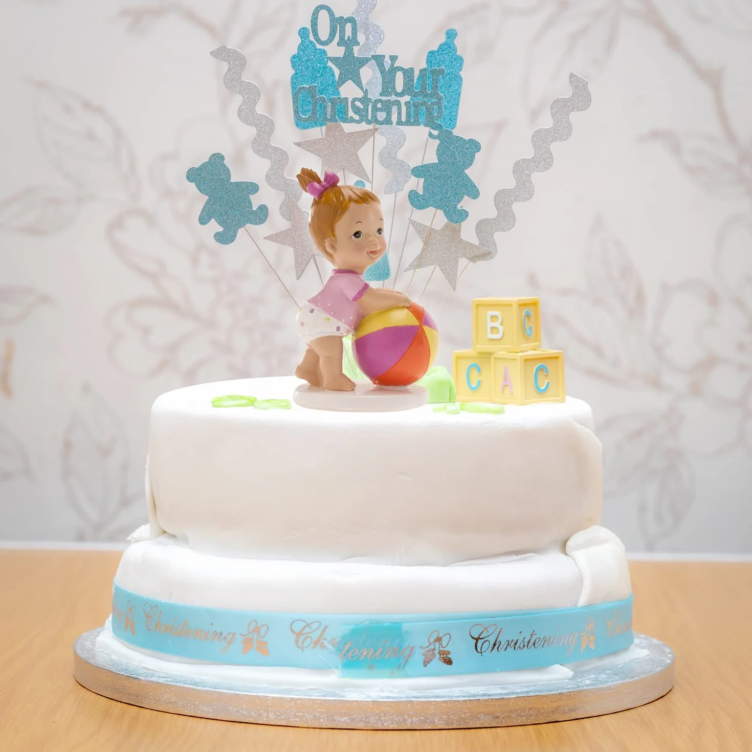 Figurine en résine Décoration Baptême Fille Bébé avec une Balle 11 x 7 cm Cake topper Apte au Contact Alimentaire