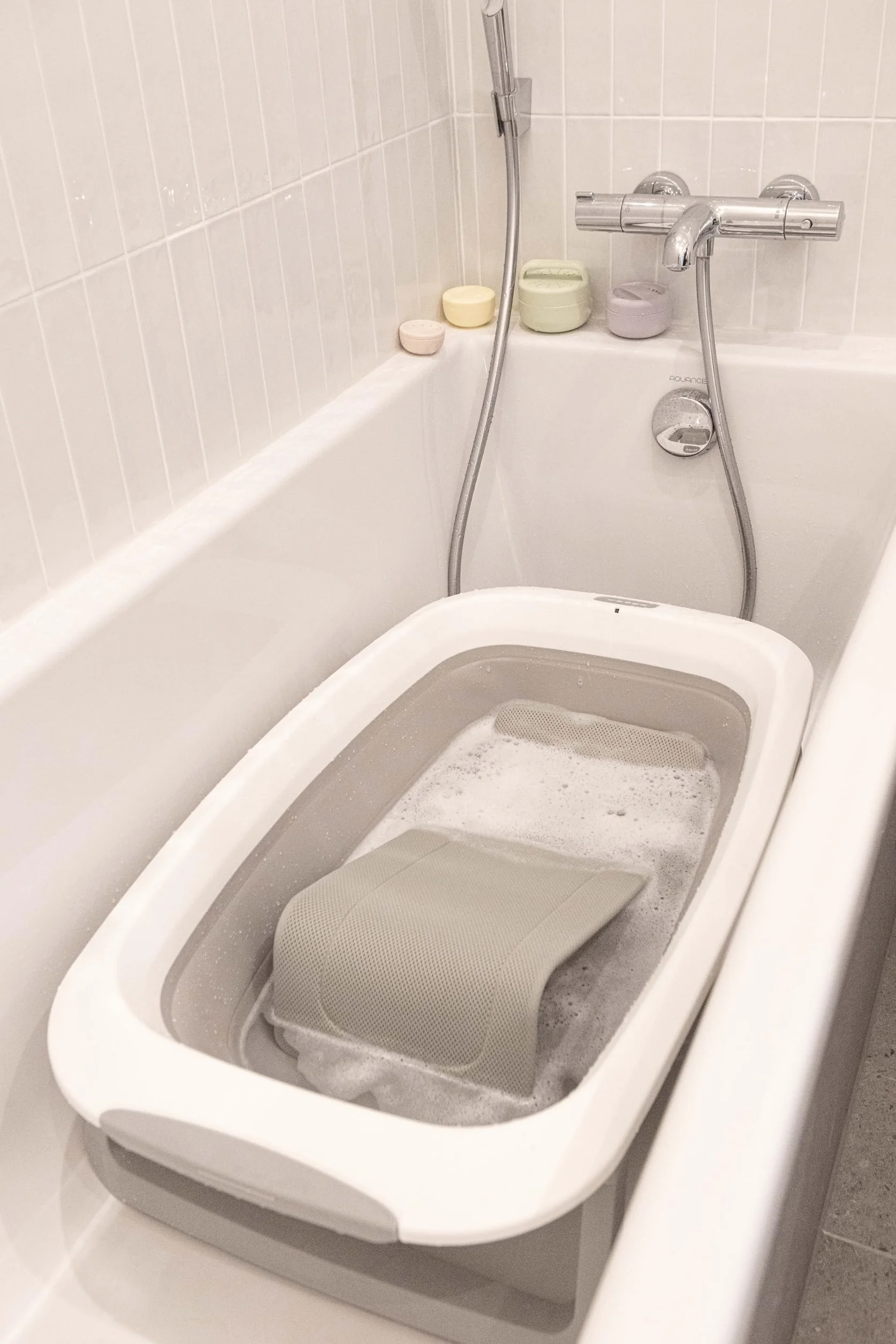 BÉABA Transat de Bain Bébé Ergonomique Anti-dérapant Tissu Mesh Gris Velours