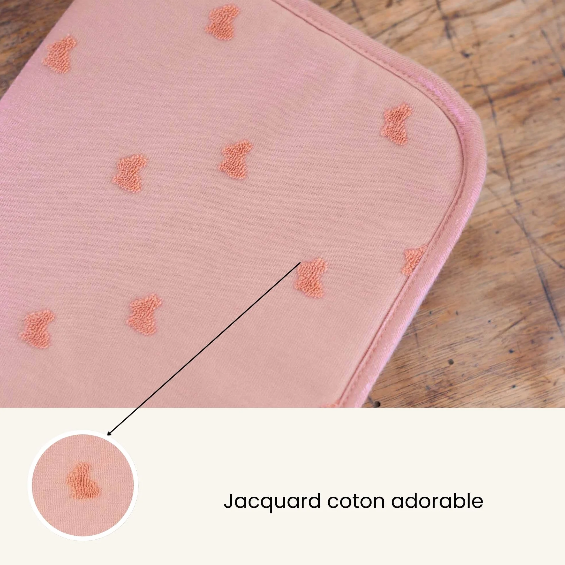 Trois Kilos Sept Protège Carnet de Santé Bébé Rabats Fermeture Zippée Jacquard Petit Lapin Rose Terre de Sienne 17,5x32 cm
