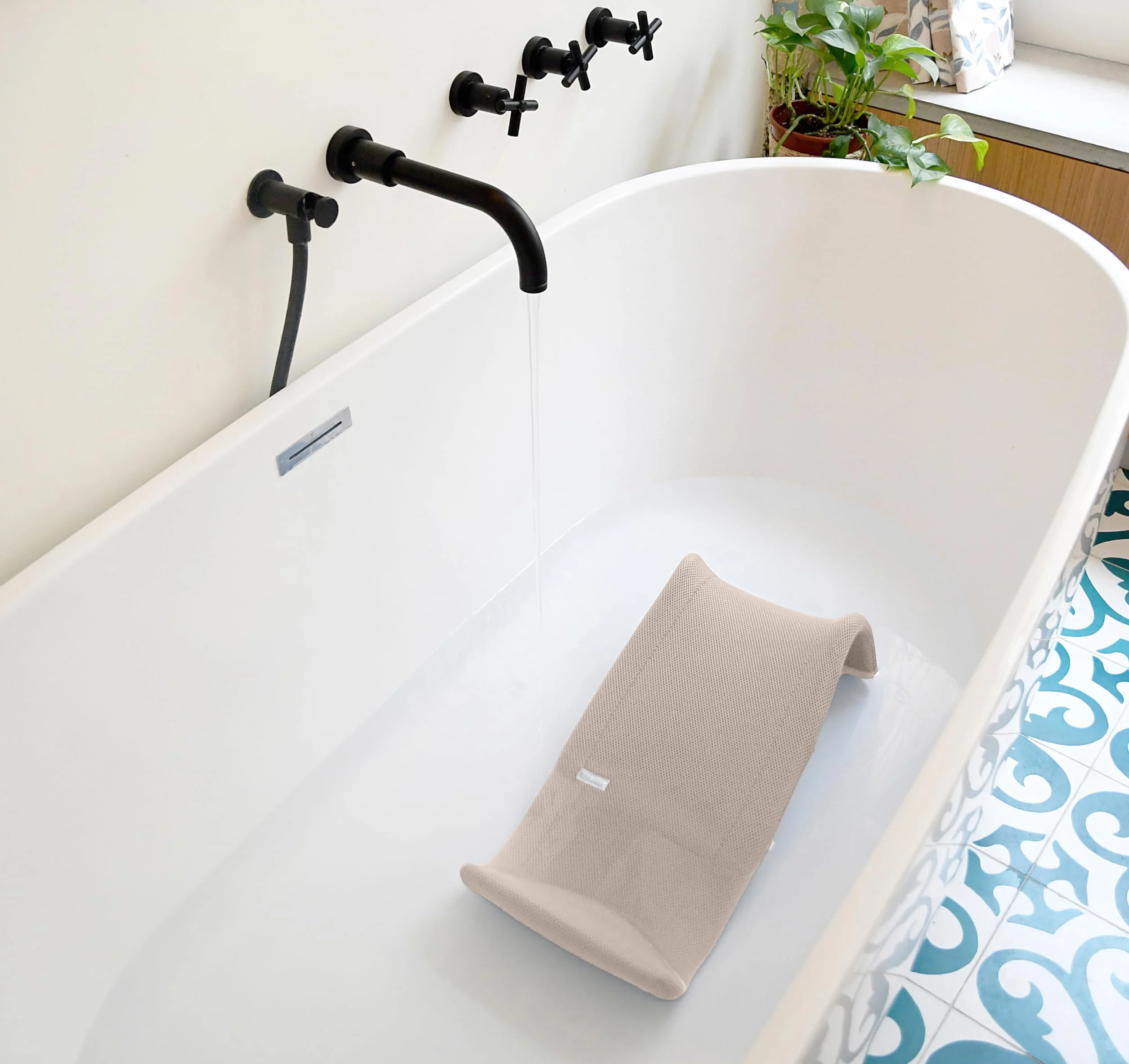 BÉABA Transat de Bain Bébé Ergonomique Anti-dérapant Tissu Mesh Gris Velours