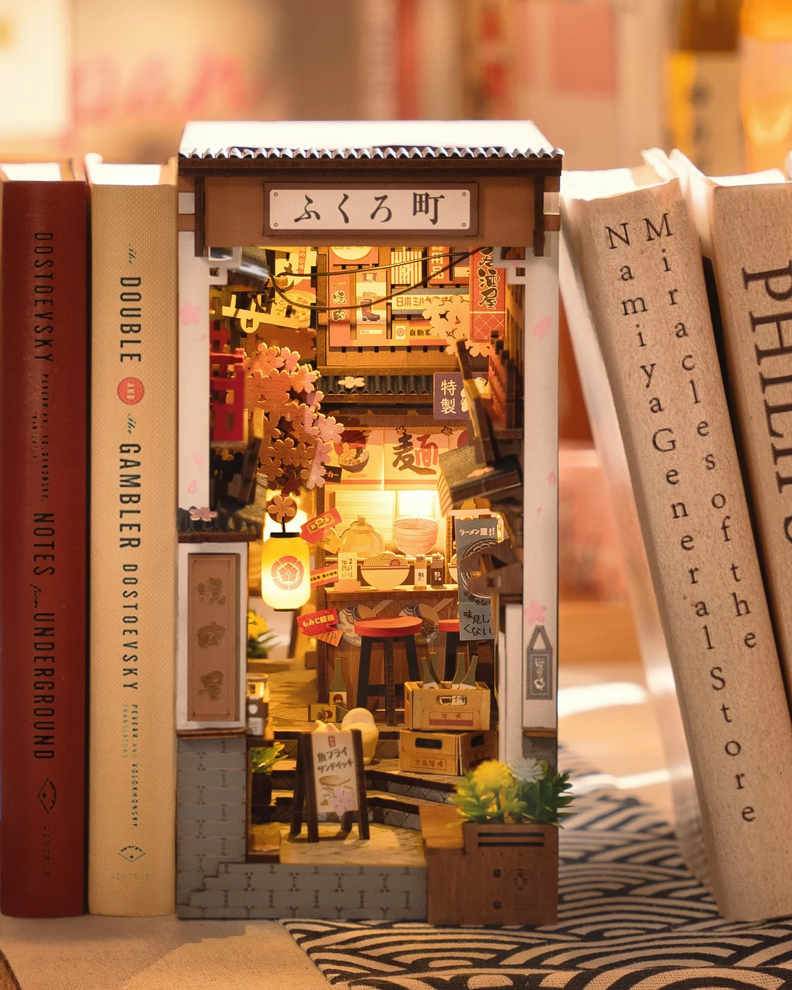 Rolife Book Nook Sakura Wine Alley – Booknook Izakaya Japonais DIY Miniature House 3D Puzzle pour Étagère, Cadeau Anti-Stress