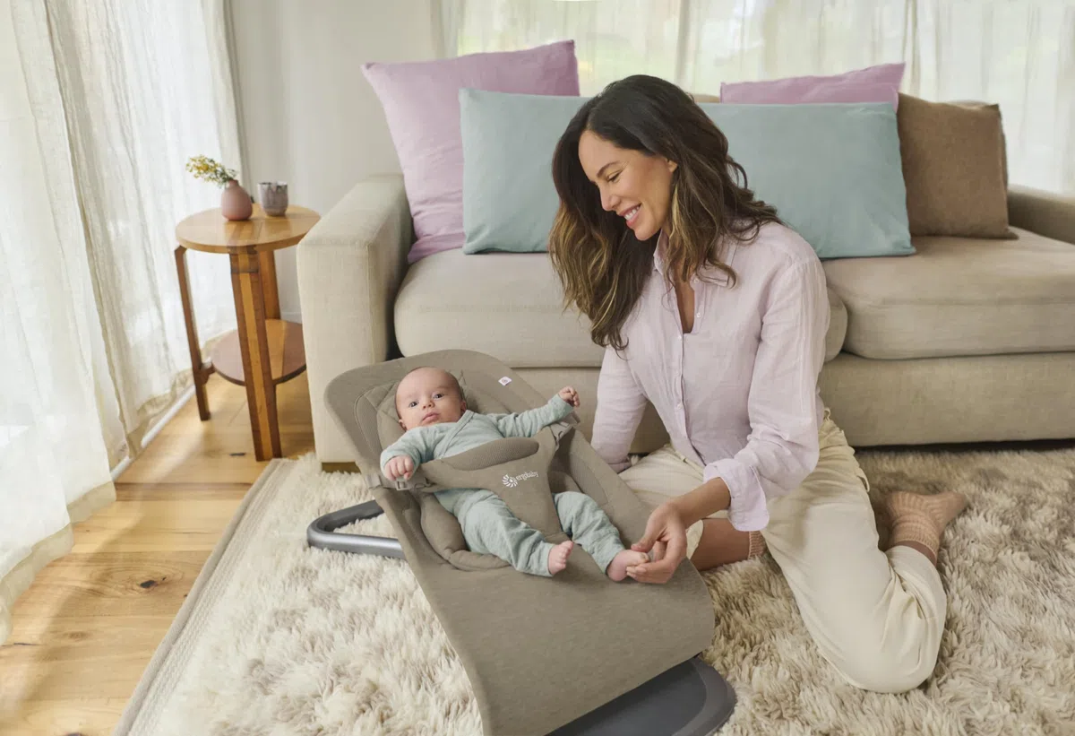 Bouncer Evolve 3-en-1 d'Ergobaby, Transat ergonomique pour nouveau-nés de la naissance à la petite enfance, balancelle avec insert pour nouveau-né (2,5 kg - 13,2 kg) (Soft Olive) | Transat Bébé Multi-Positions avec Hauteurs Réglables, Harnais Sécurisé et
