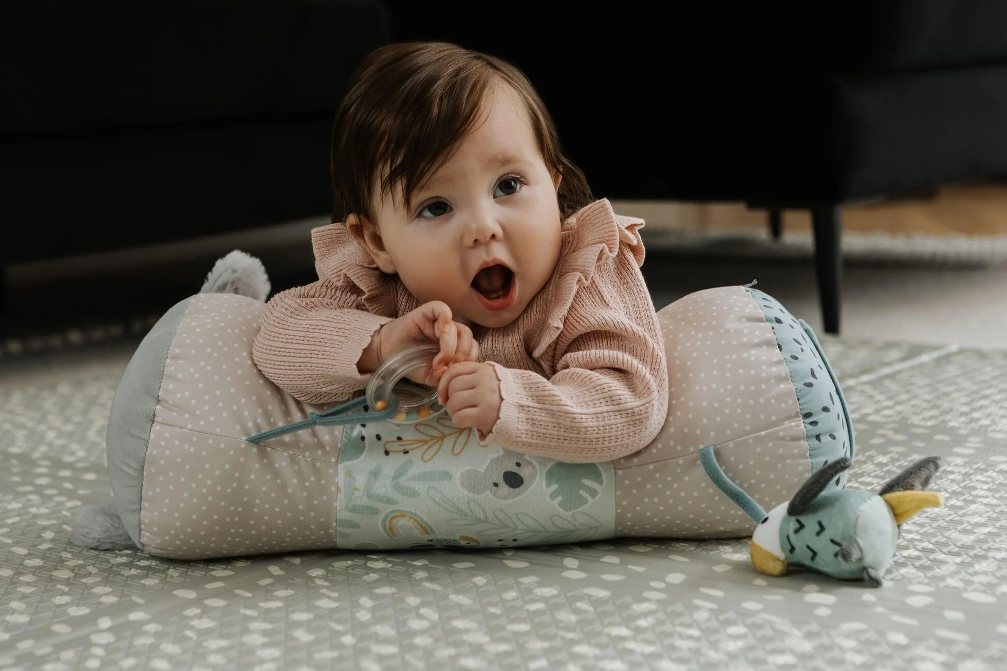 Nuby Coussin Tummy Time Animal Adventures – Support bébé pour le temps sur le ventre – Jouets sensoriels – Miroir sûr pour bébé – Peluche – Dès la naissance