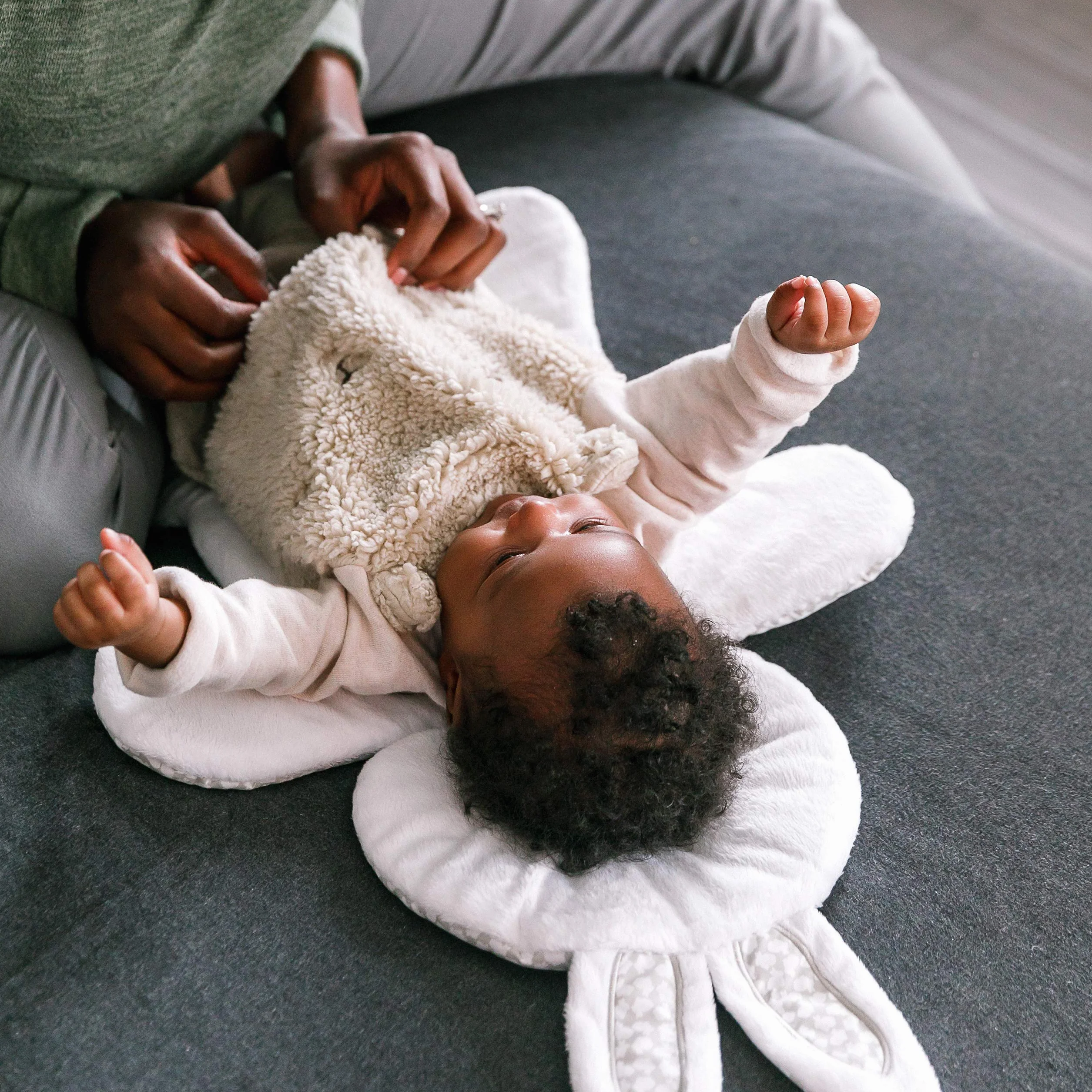 Ingenuity Transat et Siège Sauteur Twinkle Tails 7 Mélodies Vibrations Apaisantes Arche Lumière Jeu Amovible 2 Jouets D’Activités Ultra-Doux Dès Naissance 9 kg