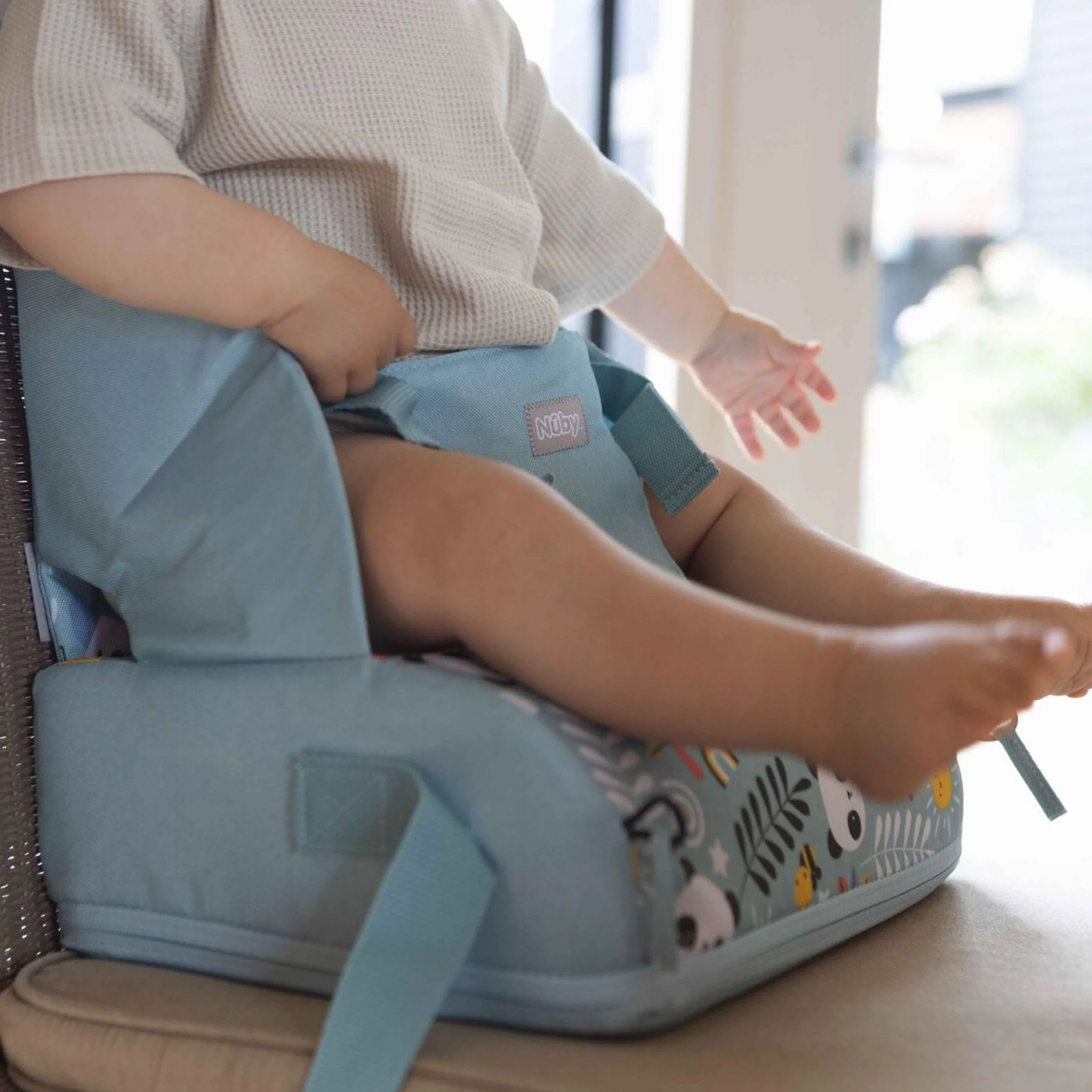 Nuby Siège Réhausseur Bébé Portable Pliable Sac Compact Imperméable Housse Amovible 6+ Mois