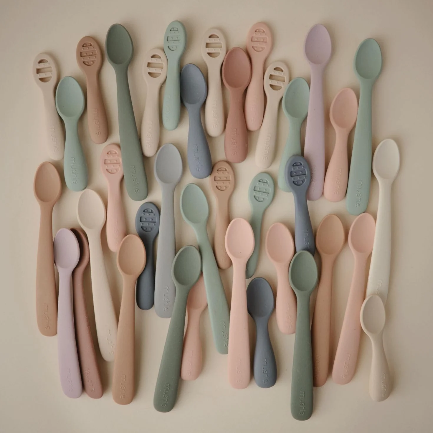 Mushie Cuillère D'apprentissage en Silicone Lot De 2 Pour Bébé Lavable au Lave-Vaisselle Natural/Shifting Sand