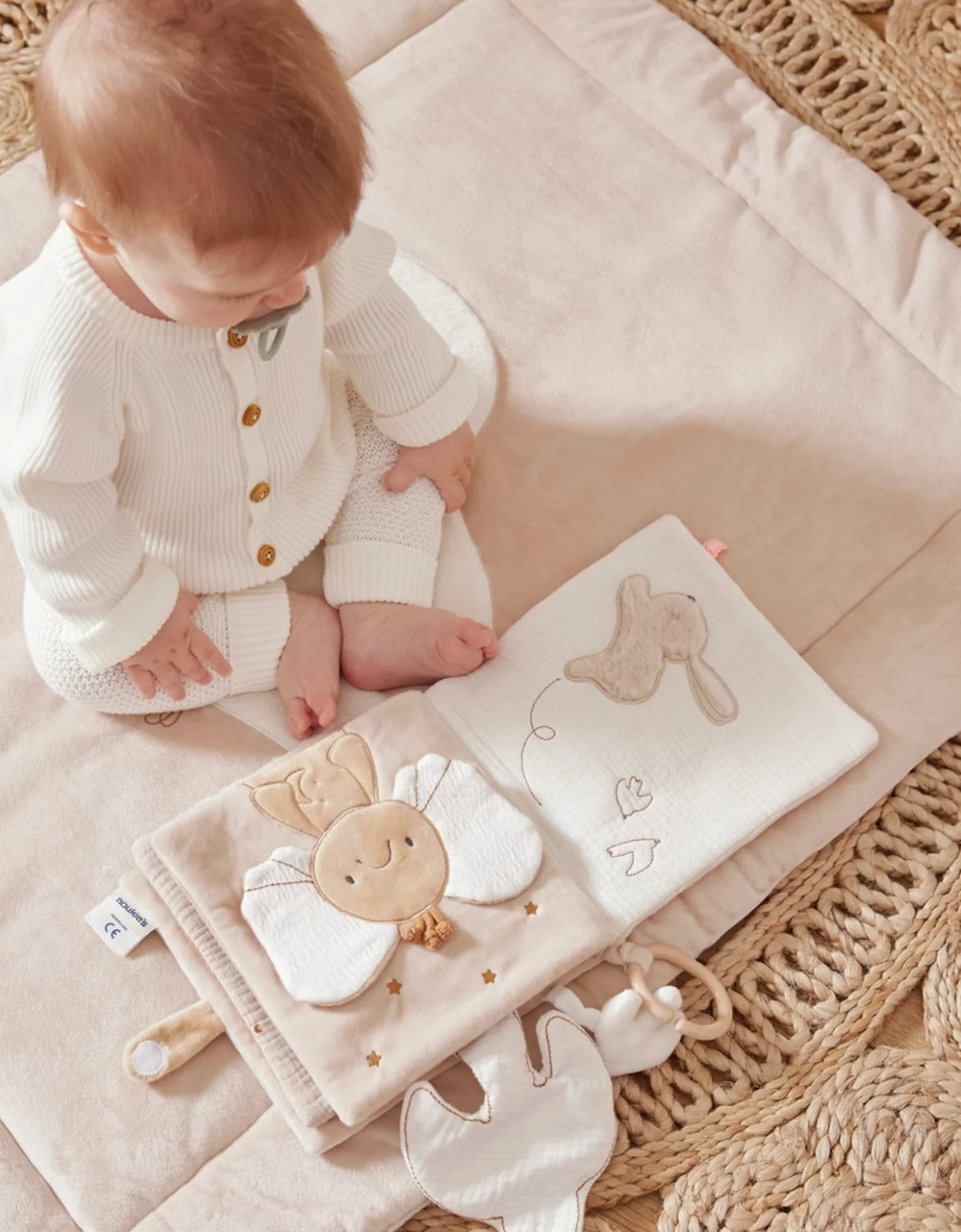 Noukie's Livre d'activités en peluche Bali Moka & Snow Jouet d'éveil pour bébé
