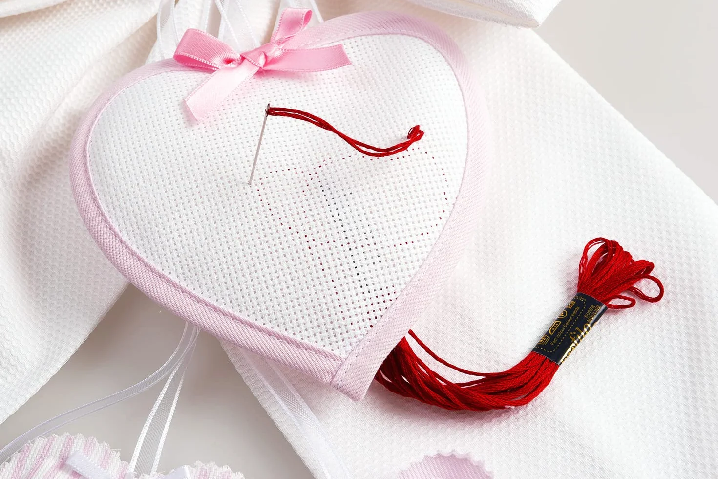 FILET Noeud de Naissance Blanc avec Coeurs Pendentifs Rose, Coeur en Toile Aida à Broder, Coton, Idéal pour Annoncer Naissance Fille, 100% Made in Italy