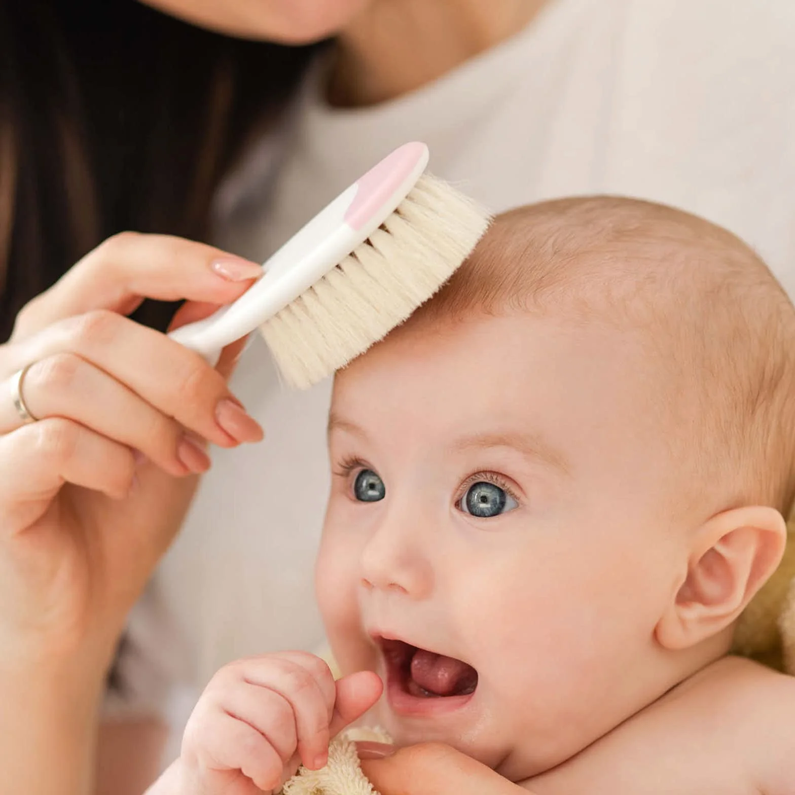Chicco Ensemble Brosse à Cheveux et Peigne pour Bébé, Poils Naturels Doux, Bouts Arrondis, Antidérapant, Bleu