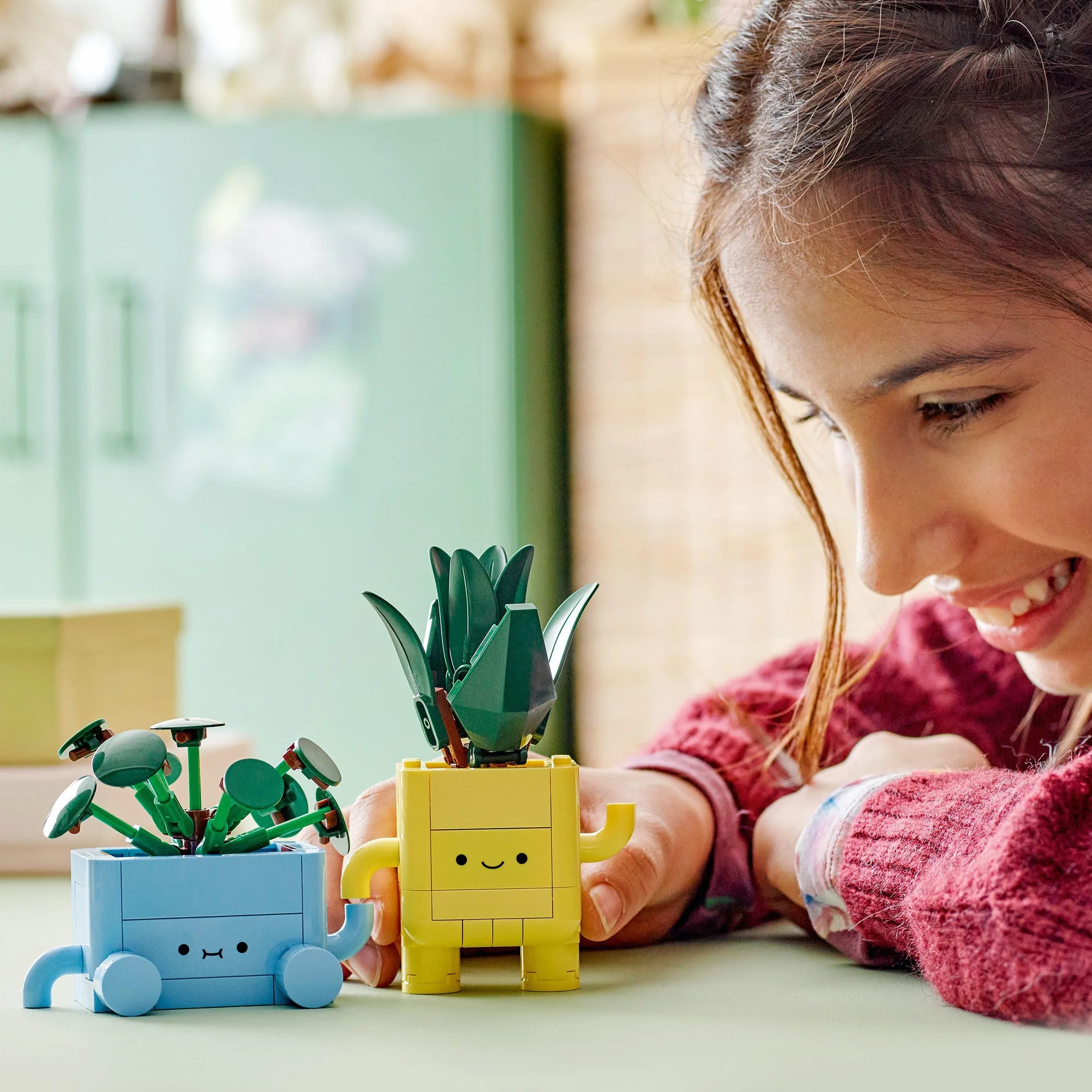 LEGO Botanicals Petites Plantes Souriantes 10349 - Jouet Loisirs Créatifs - 2 Plantes Artificielles avec Pots Fleurs Colorés & Visages Interchangeables - Cadeau Nature pour Fille dès 9 Ans