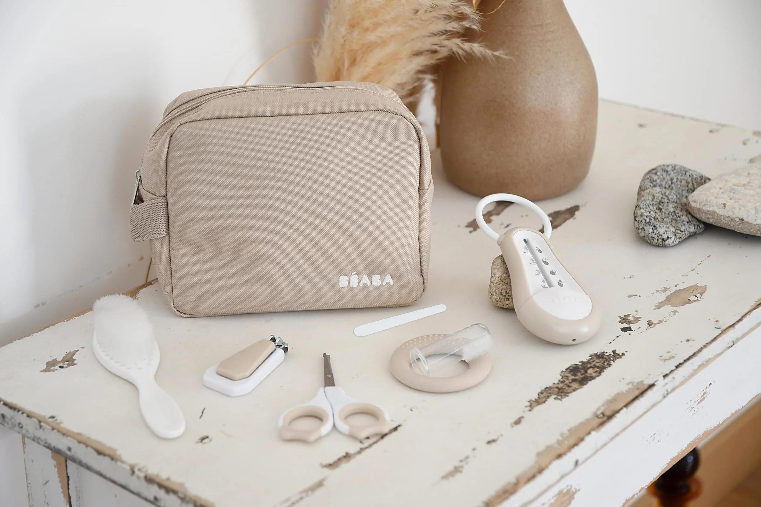 BÉABA Trousse de Toilette Bébé Nomade 7 Accessoires Essentiels Format Compact Argile