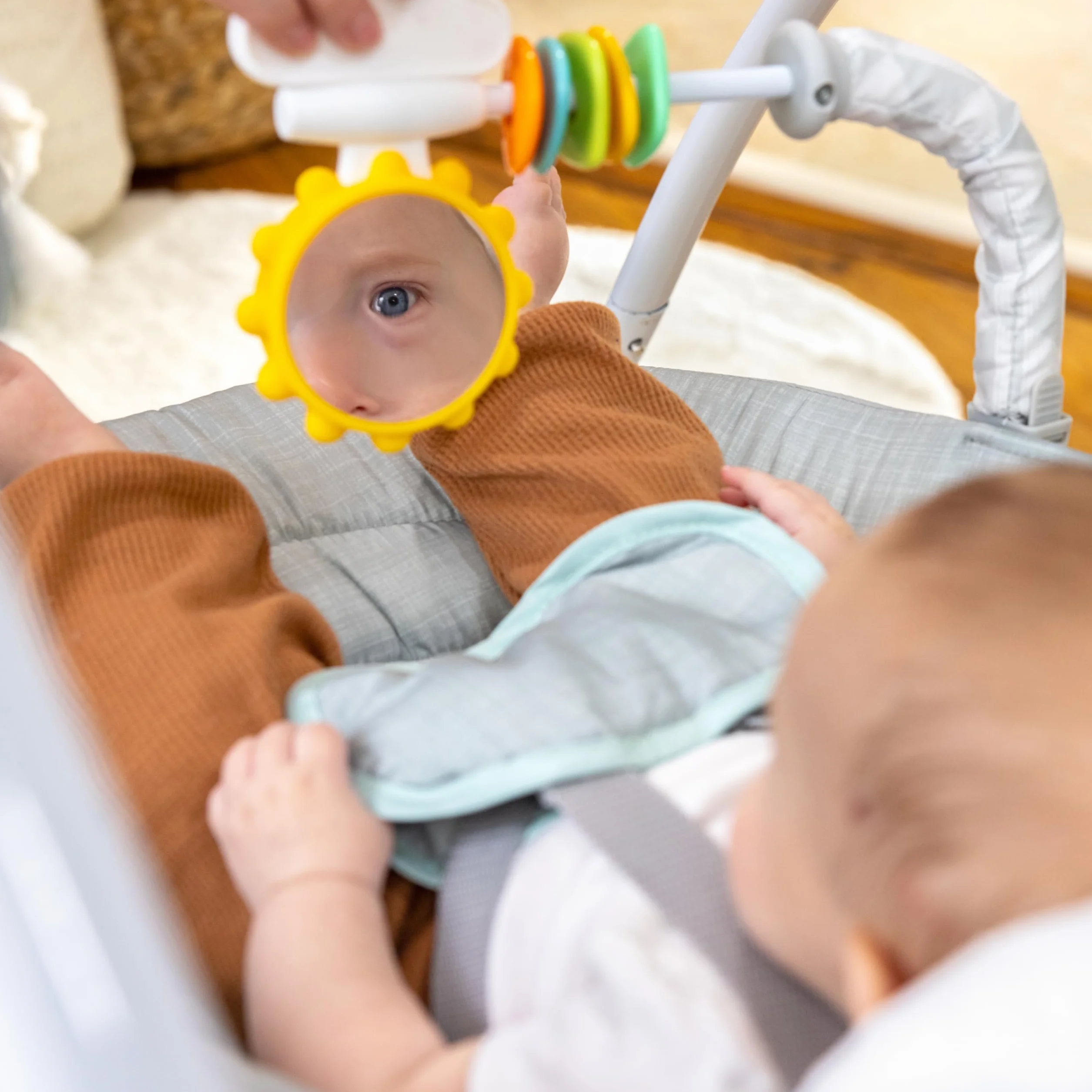 Ingenuity Balancelle Milestone Swing Arc d'Activités 6 Vitesses pour Enfants 0-9 Mois 9 kg Gris