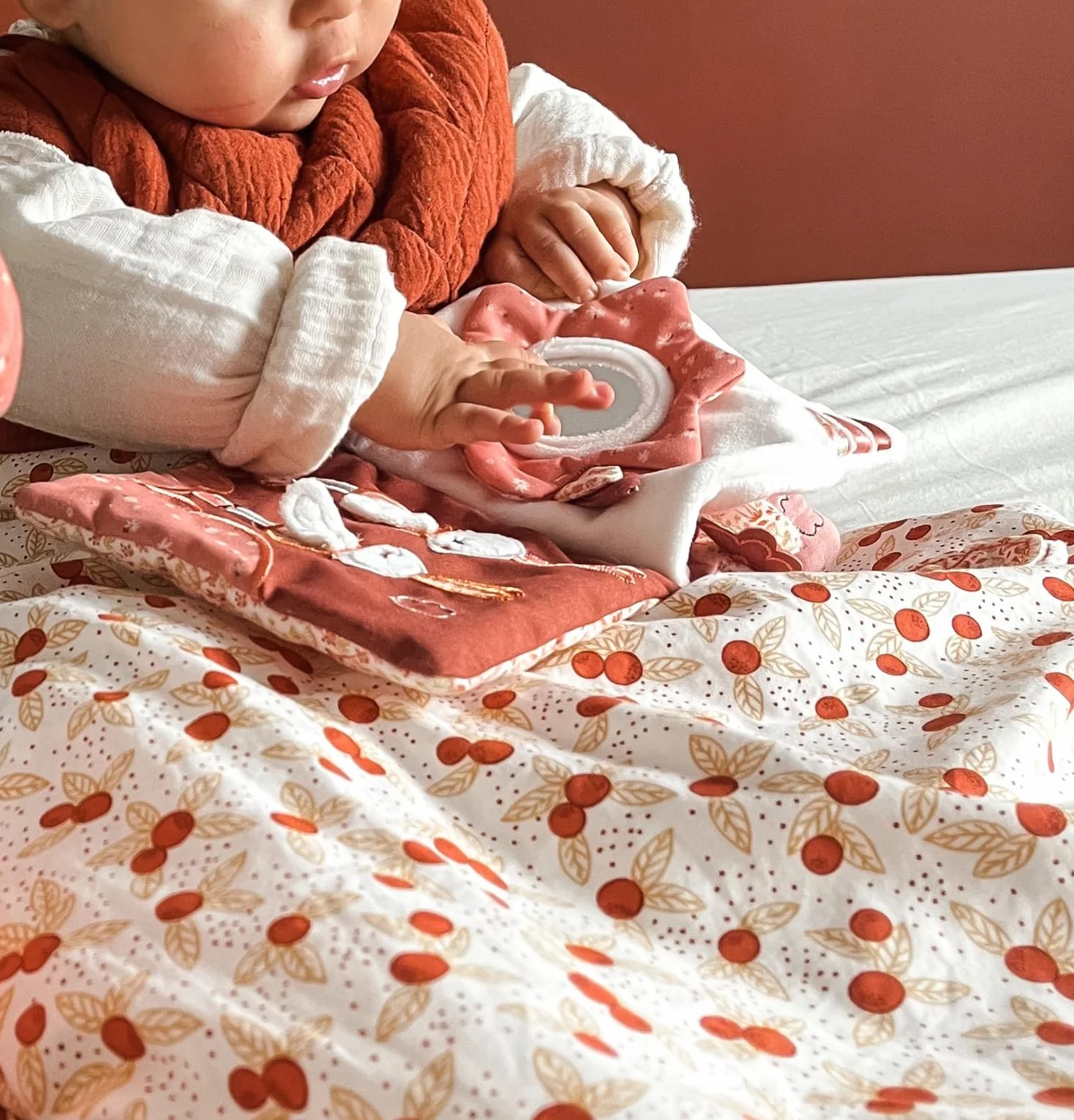 Livre d'éveil Sauthon Esmée avec jeux sensoriels et auditifs pour bébé