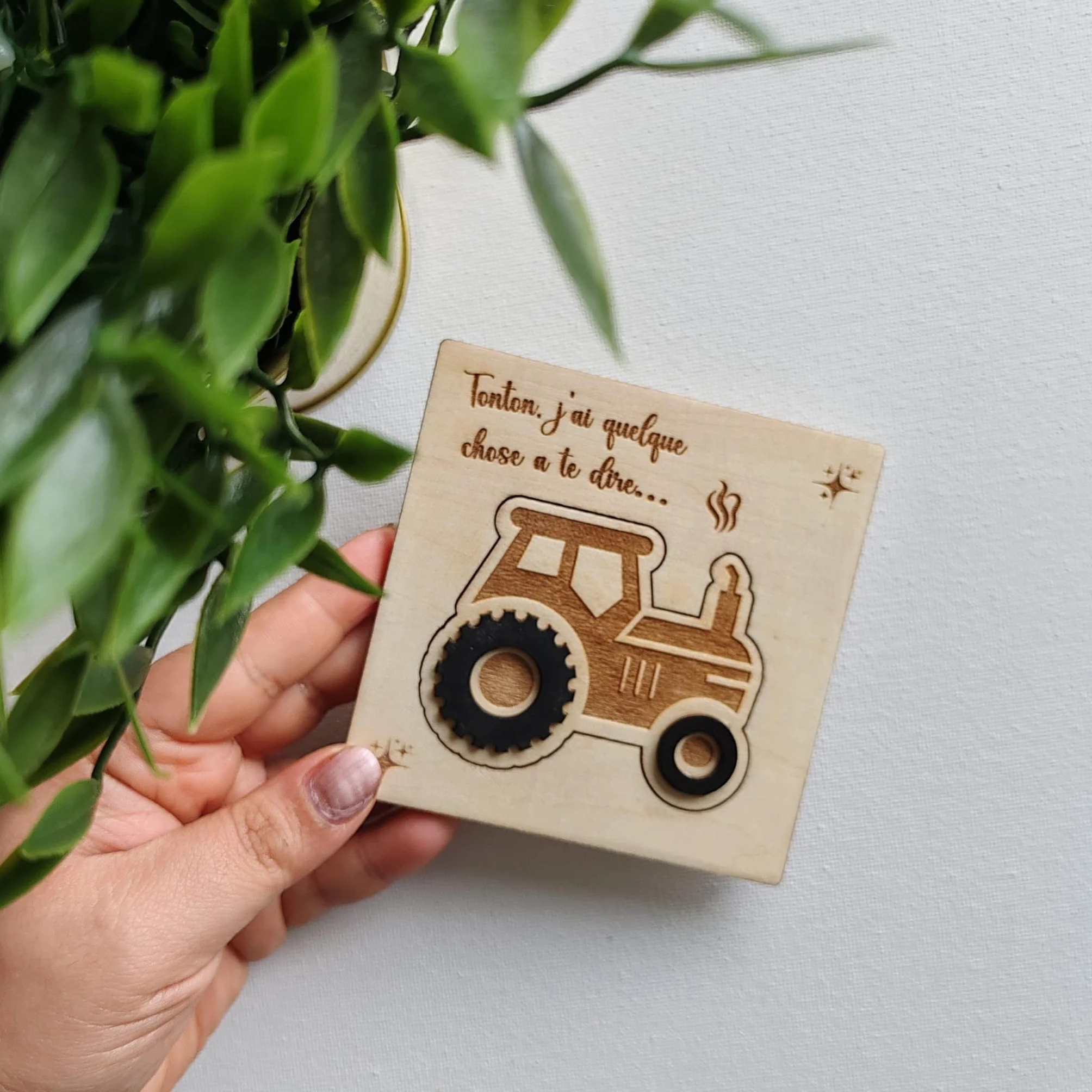 Coffret Personnalisé en Bois pour Tonton Demande Marraine ou Parrain – Carte Surprise Baptême Forme Tracteur Annonce bébé Originale