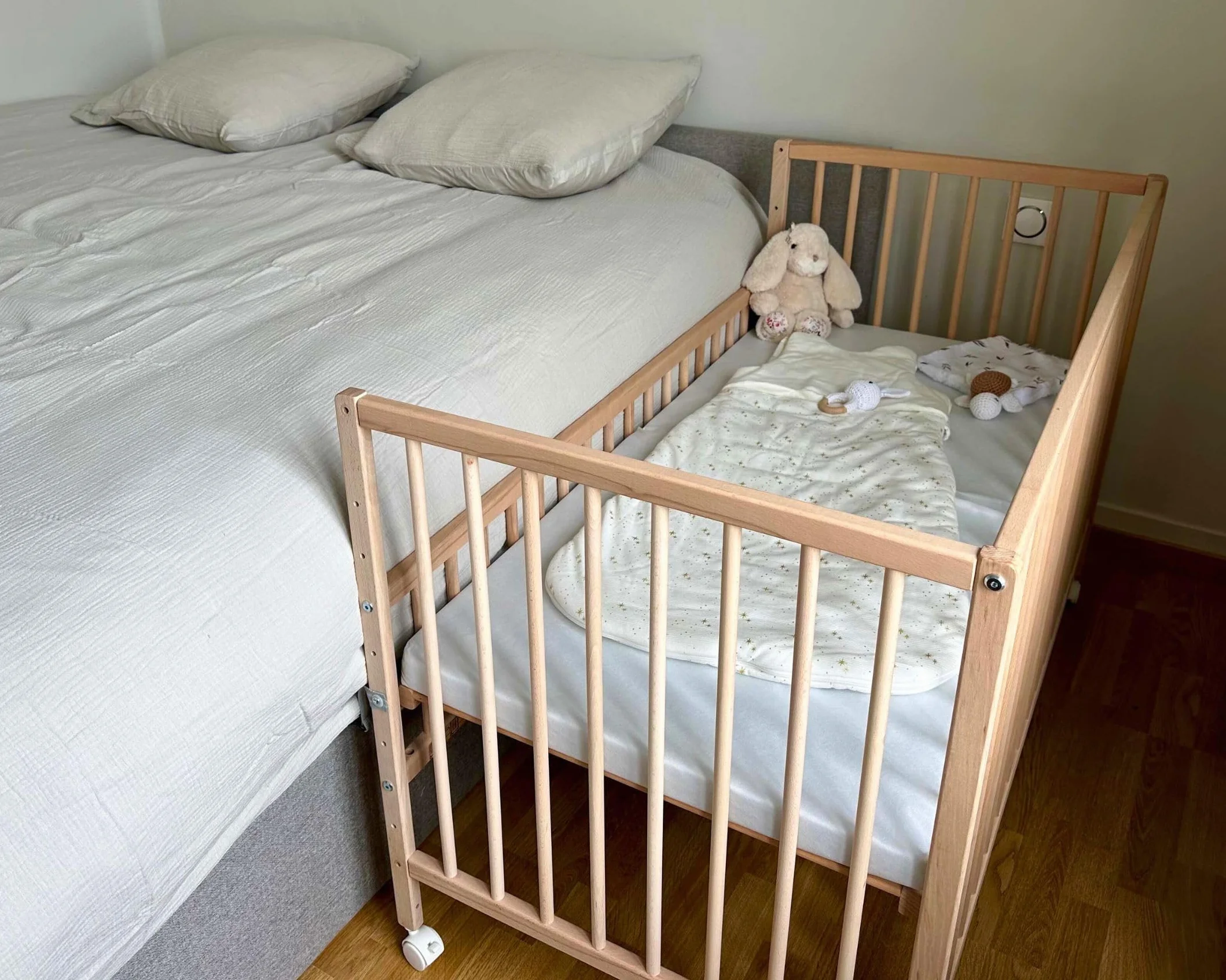 Lit bébé cododo en Bois Massif 60x120cm LIO | Réglable en Hauteur | Sommier à Lattes Beige