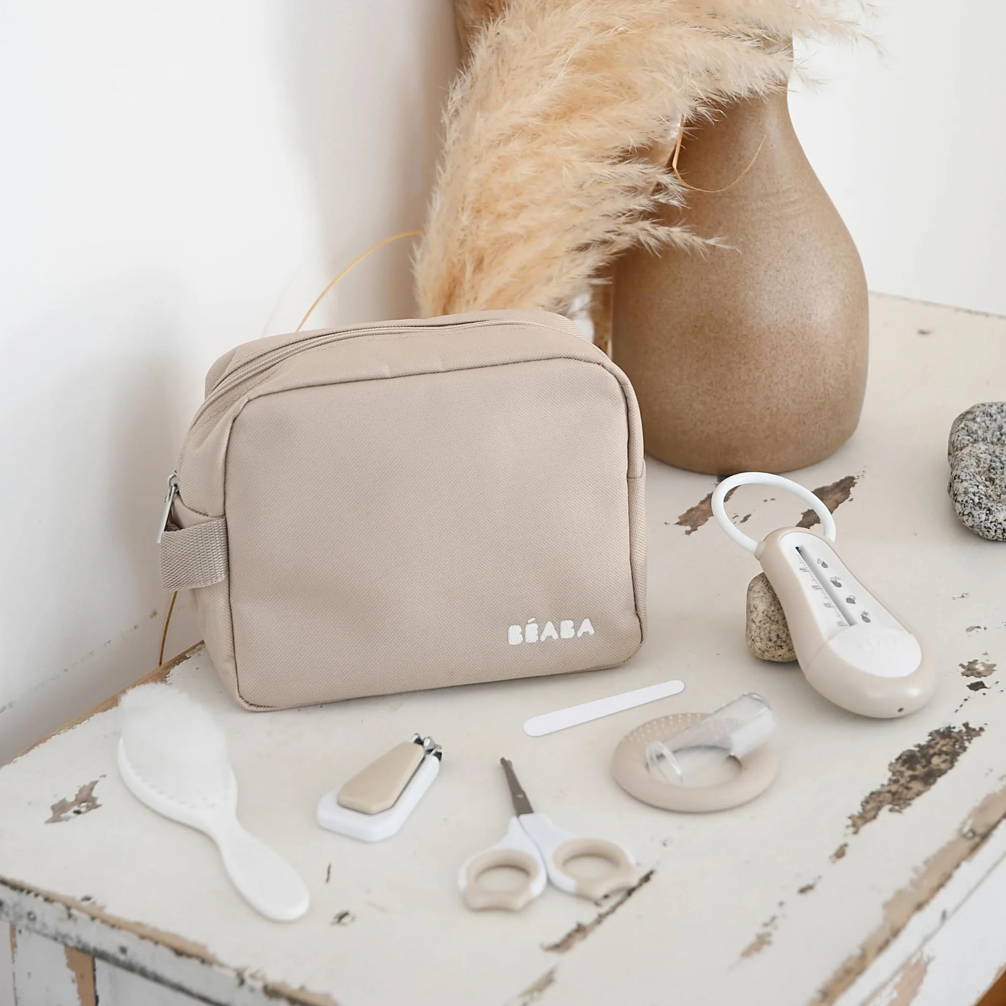 BÉABA Trousse de Toilette Bébé Nomade 7 Accessoires Essentiels Format Compact Argile