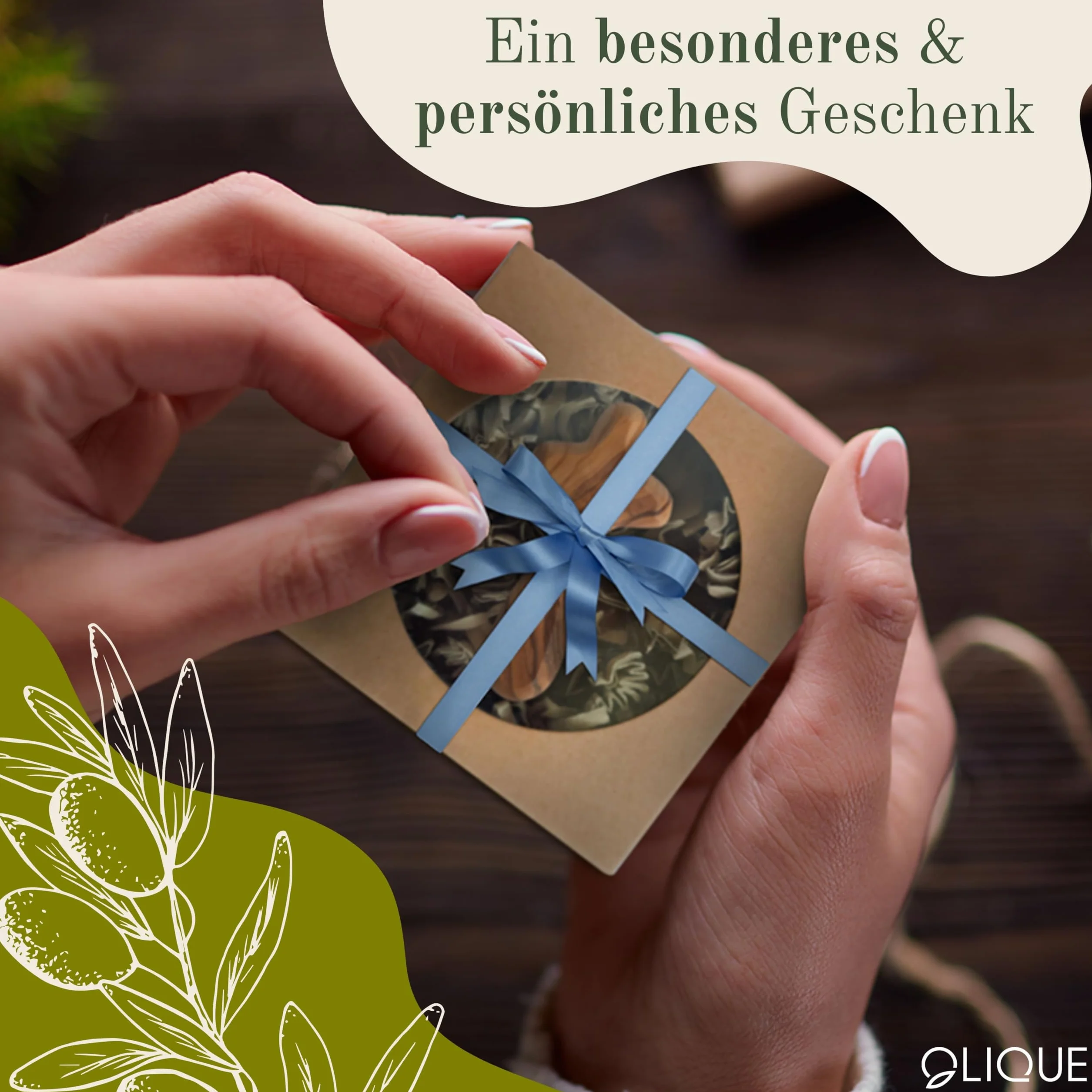 Croix en bois d'olivier bijou fait main avec gravure pour naissance baptême communion confirmation
