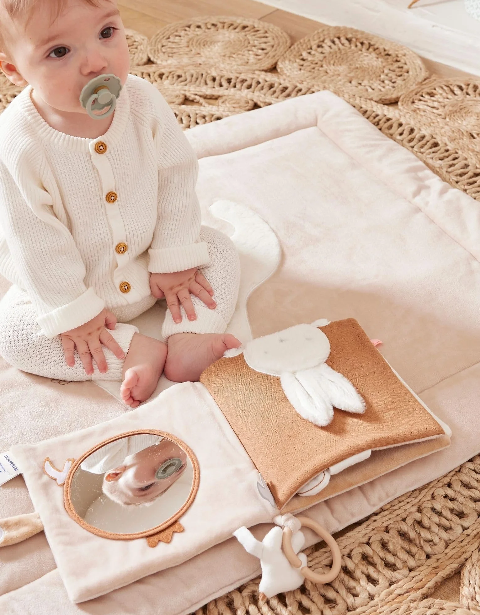 Noukie's Livre d'activités en peluche Bali Moka & Snow Jouet d'éveil pour bébé
