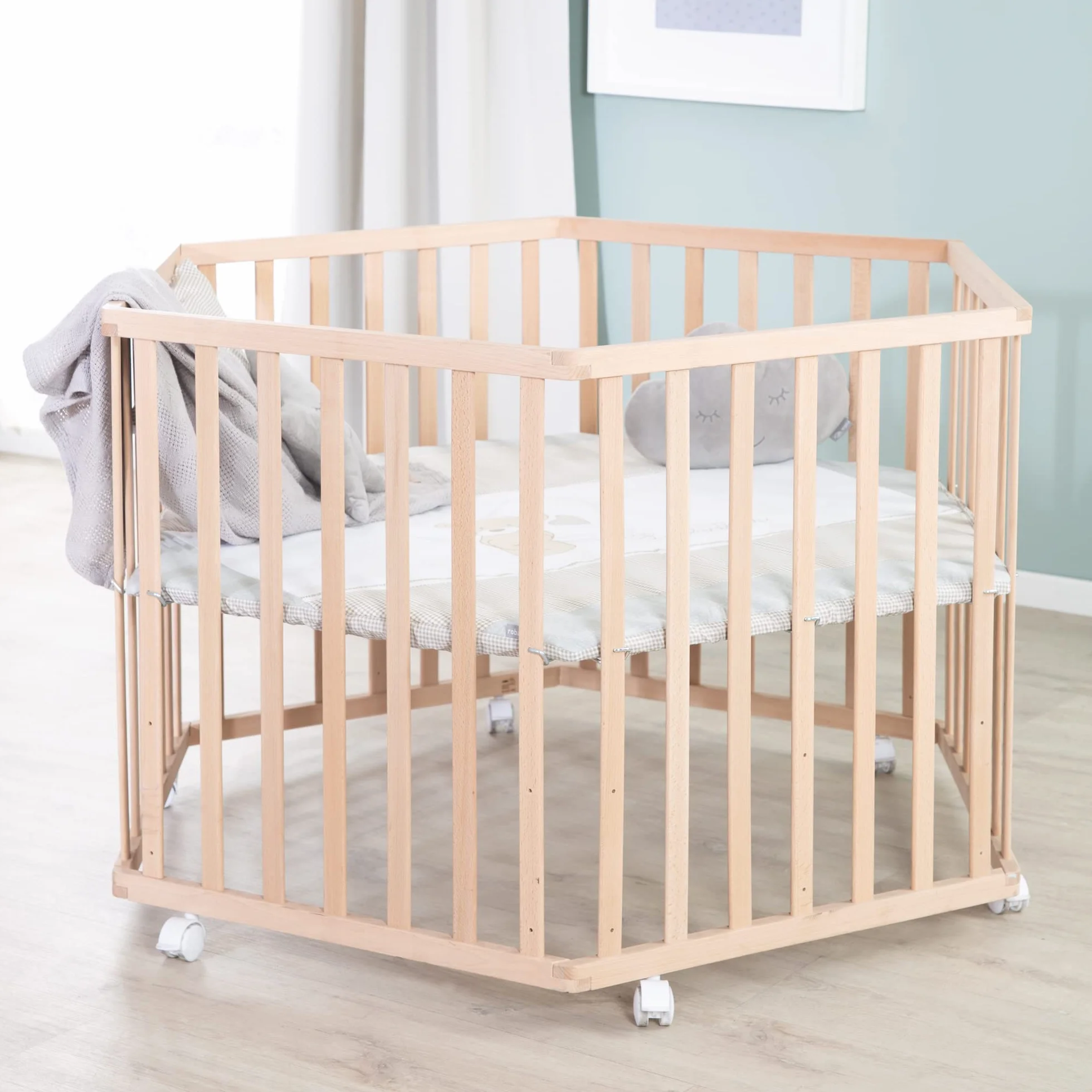 Parc Bébé Hexagonal en Bois Liebhabear avec Tapis et Roues Freins Blanc