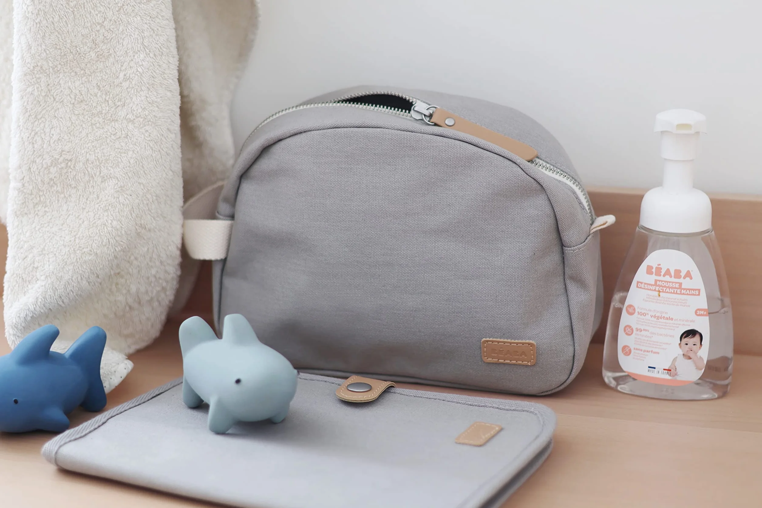 BÉABA Trousse de toilette Bébé Sac Genève Tissu Imperméable 100% Coton Gris Perle