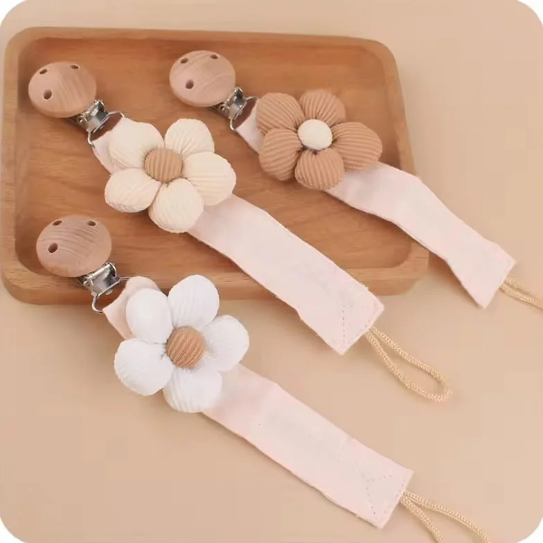 Attache tétine personnalisé prénom fille garçon en gaze coton rose avec fleurs cadeau nouveau né