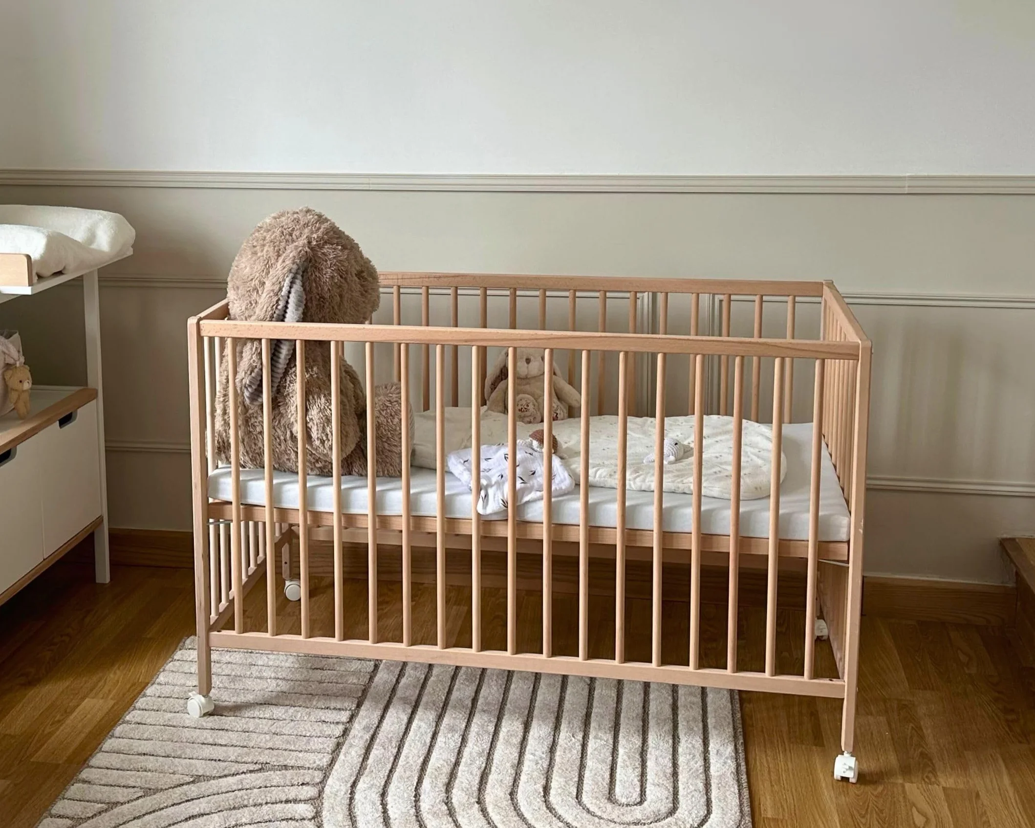 Lit bébé cododo en Bois Massif 60x120cm LIO | Réglable en Hauteur | Sommier à Lattes Beige