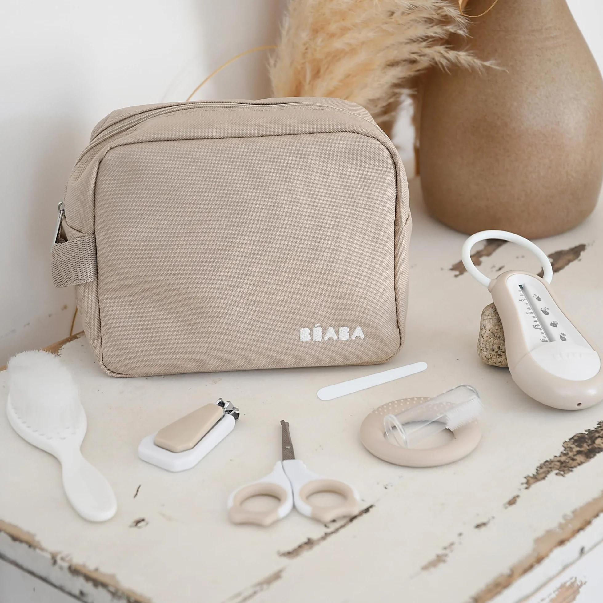 BÉABA Trousse de Toilette Bébé Nomade 7 Accessoires Essentiels Format Compact Argile