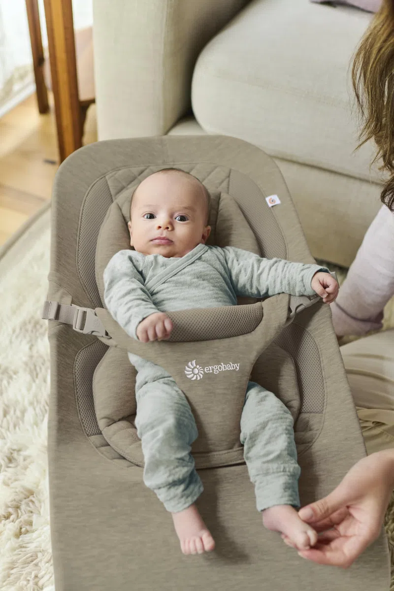 Bouncer Evolve 3-en-1 d'Ergobaby, Transat ergonomique pour nouveau-nés de la naissance à la petite enfance, balancelle avec insert pour nouveau-né (2,5 kg - 13,2 kg) (Soft Olive) | Transat Bébé Multi-Positions avec Hauteurs Réglables, Harnais Sécurisé et