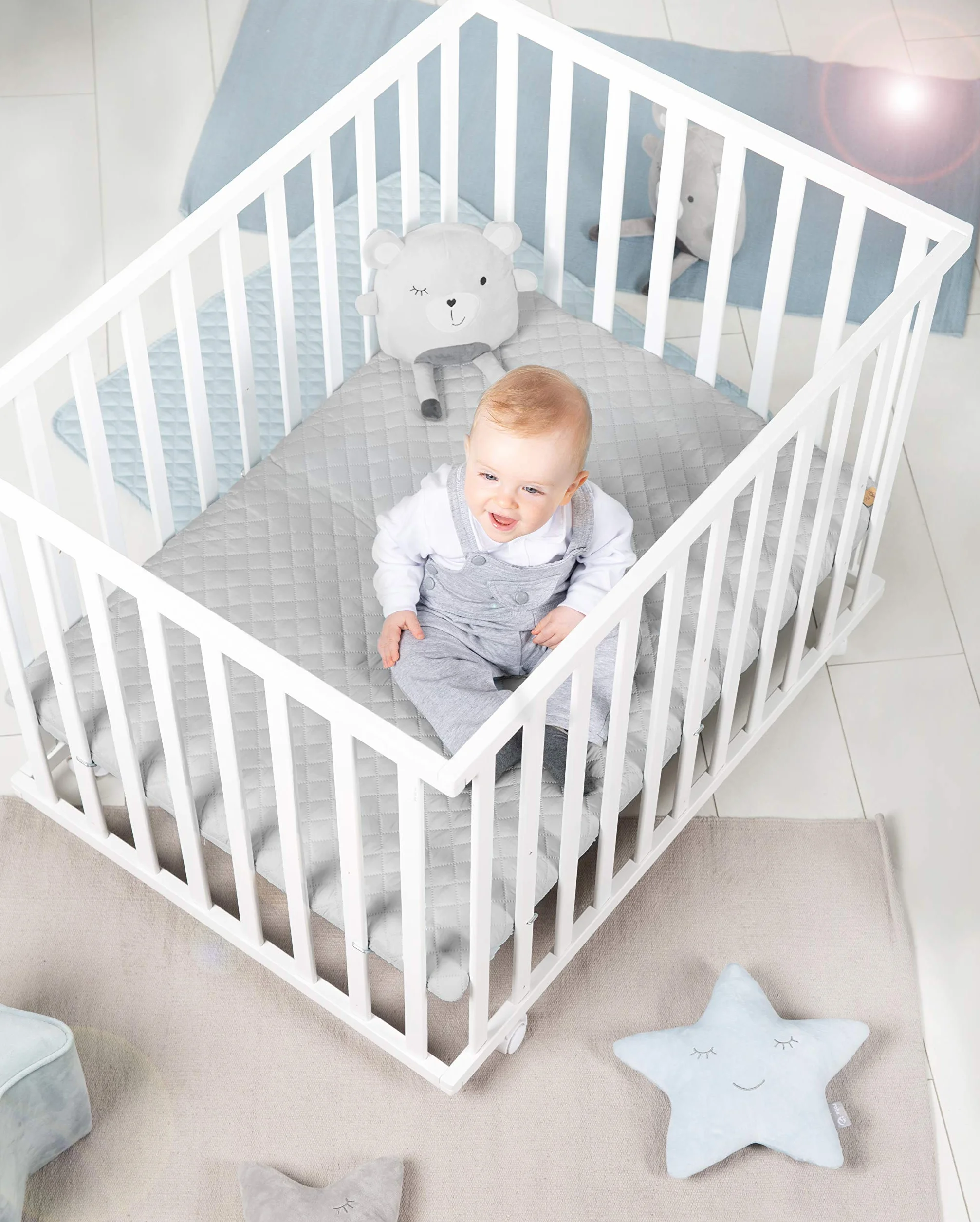 roba Parc Bébé en Bois 75 x 100 cm + Tapis Gris - Base Ajustable 3 Niveaux - Roulettes Freins - Laqué Blanc