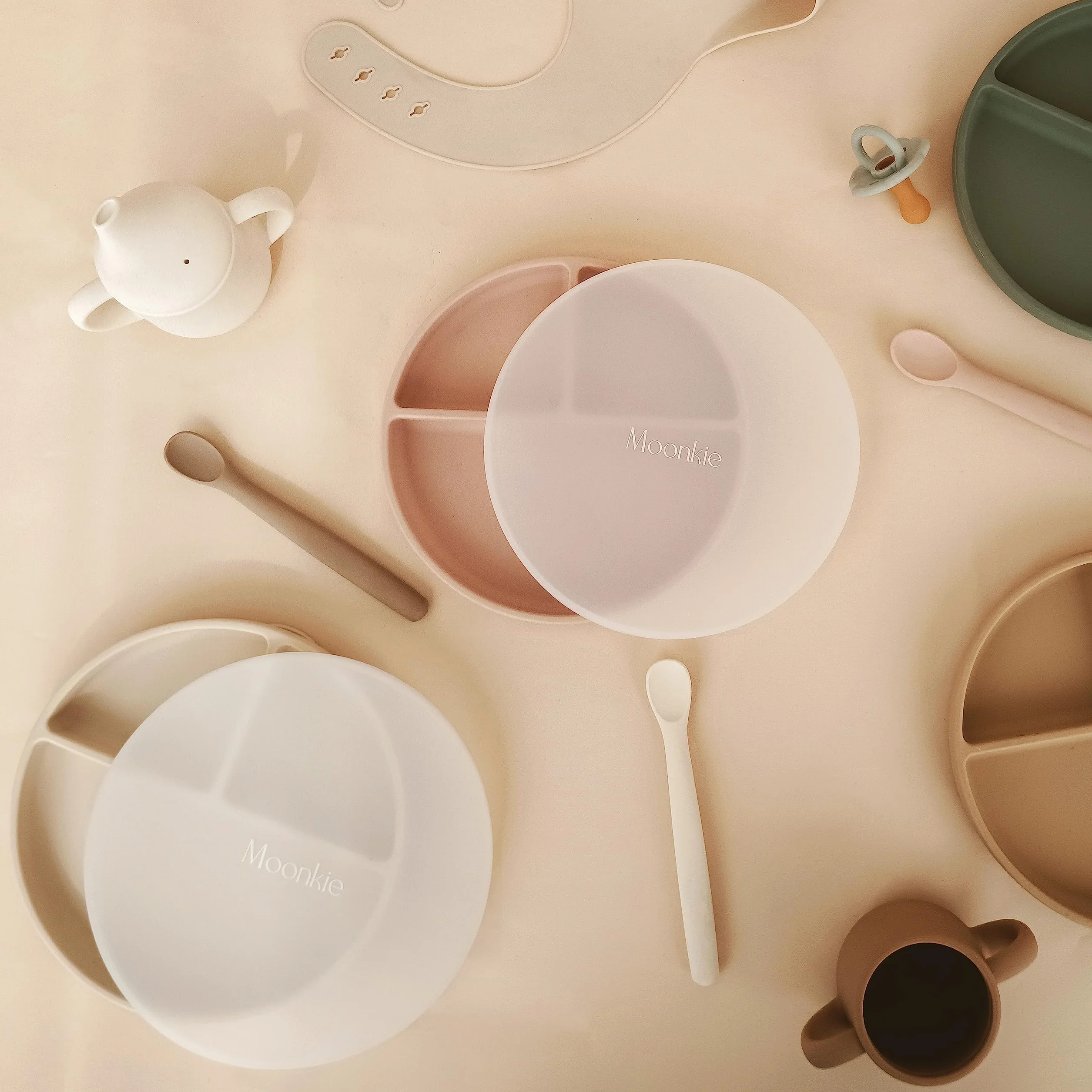 Moonkie Assiettes à Succion pour Bébés | Assiettes à Séparation en Silicone sans BPA avec Couvercle, Lavable au Micro-ondes