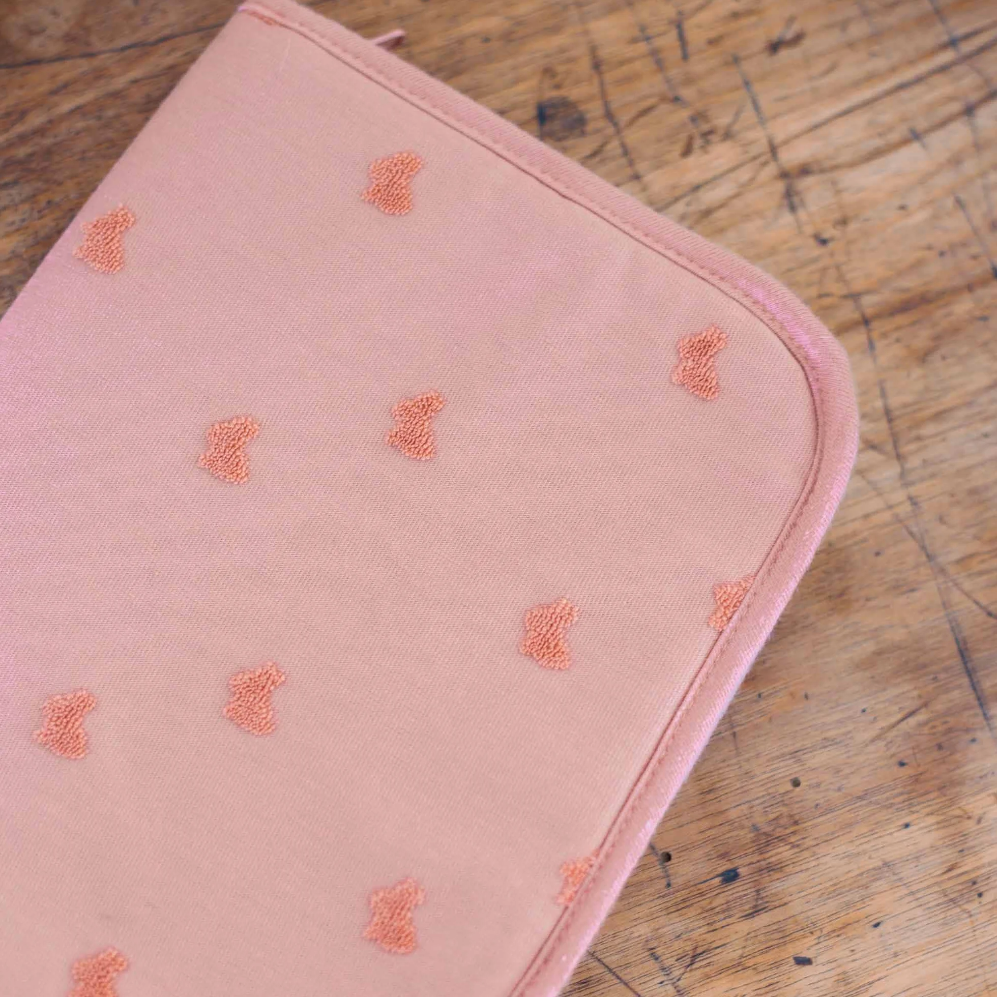 Trois Kilos Sept Protège Carnet de Santé Bébé Rabats Fermeture Zippée Jacquard Petit Lapin Rose Terre de Sienne 17,5x32 cm