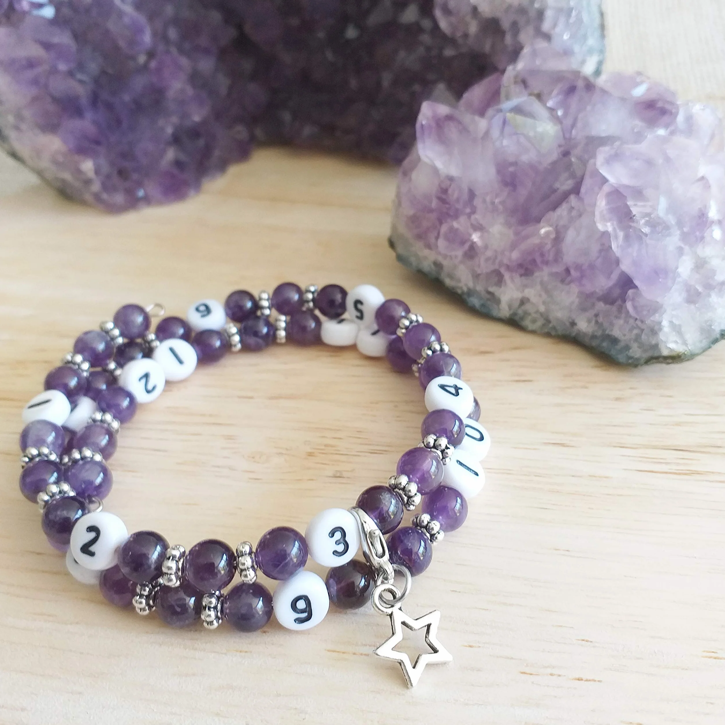 Bracelet d'allaitement améthyste Kravann - note l'heure de la dernière tétée