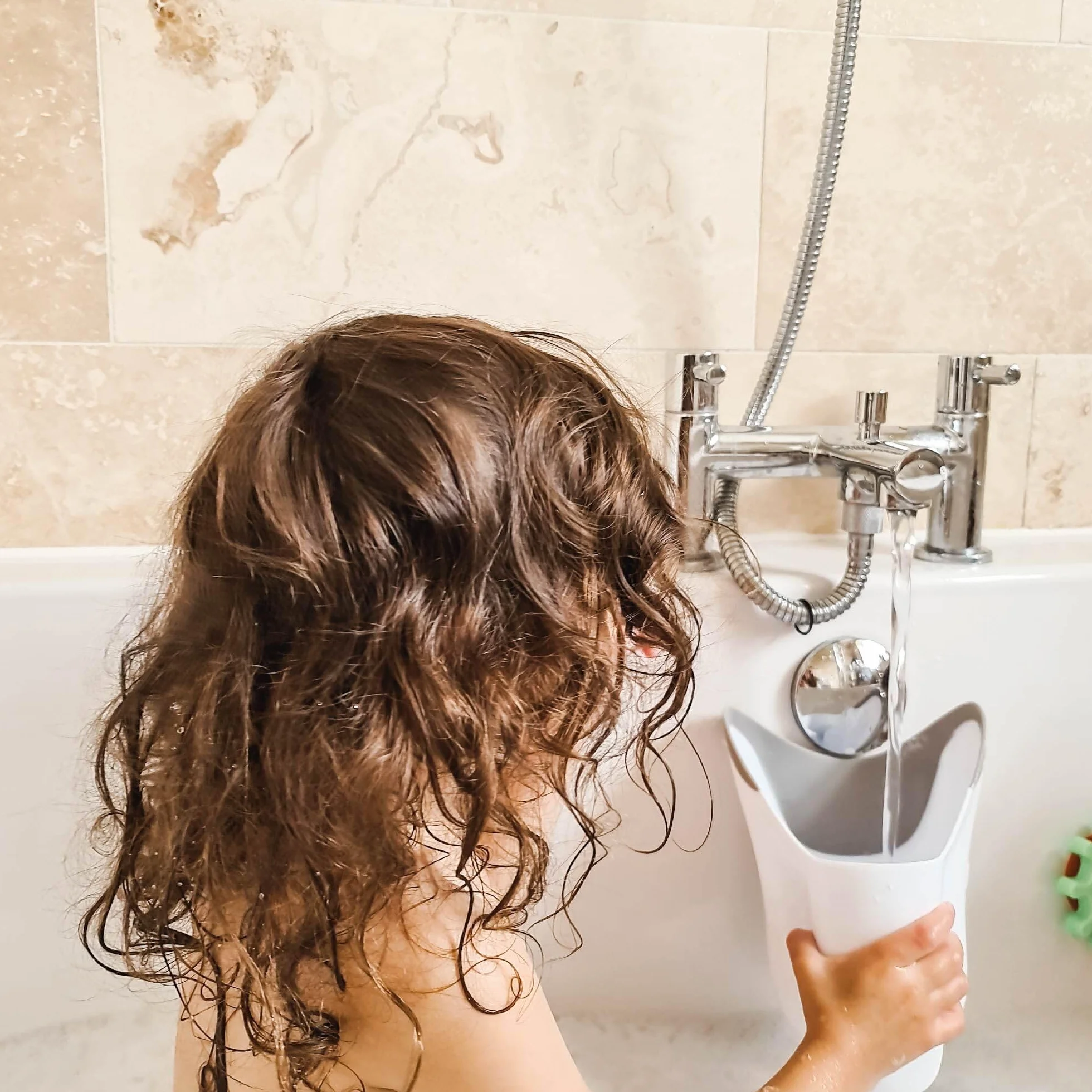 Nuby Rince-tête Bébé avec Bordure Souple | Tasse de Rinçage Cheveux | Anti-Déchirures | 6+ Mois