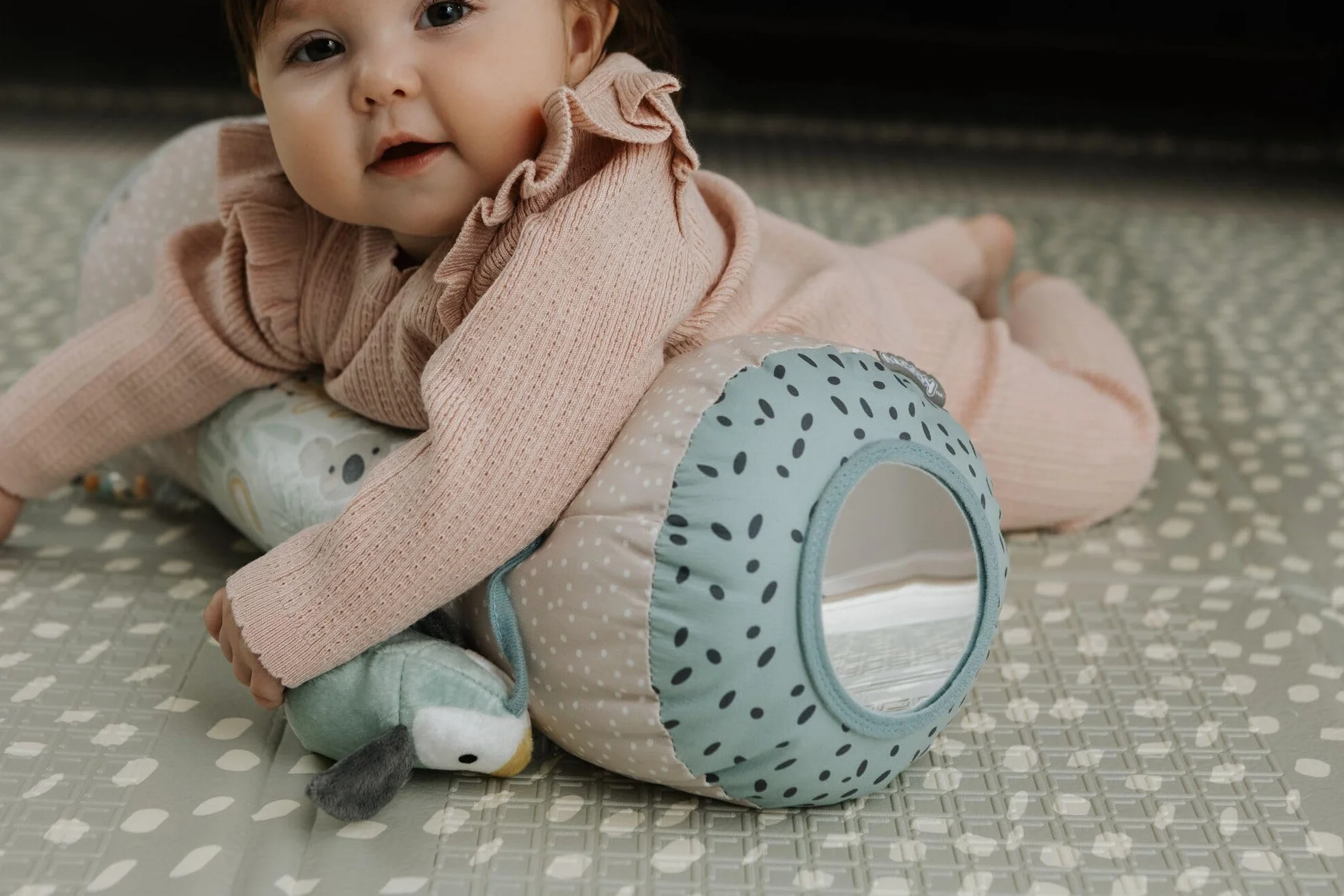 Nuby Coussin Tummy Time Animal Adventures – Support bébé pour le temps sur le ventre – Jouets sensoriels – Miroir sûr pour bébé – Peluche – Dès la naissance