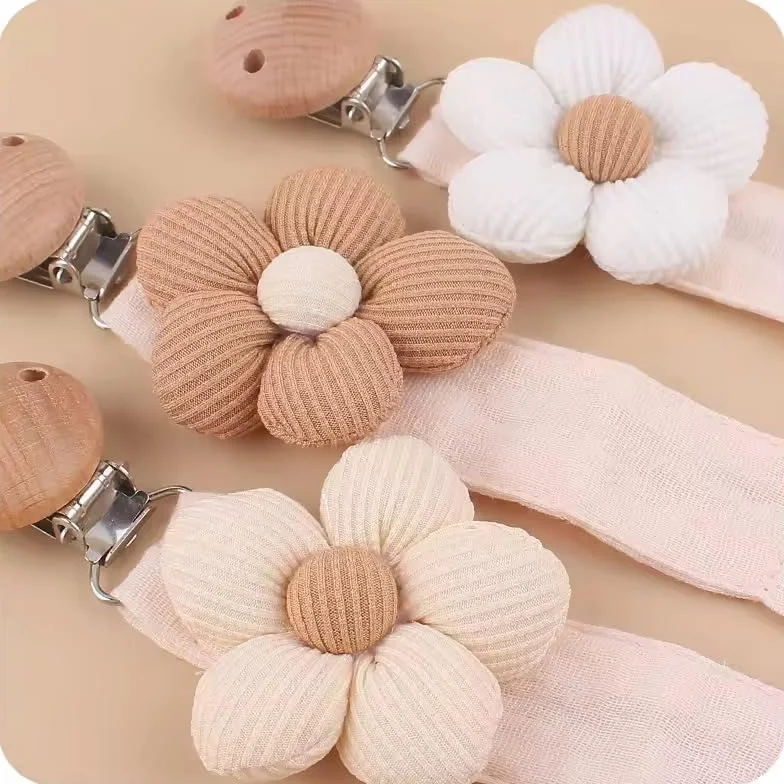 Attache tétine personnalisé prénom fille garçon en gaze coton rose avec fleurs cadeau nouveau né