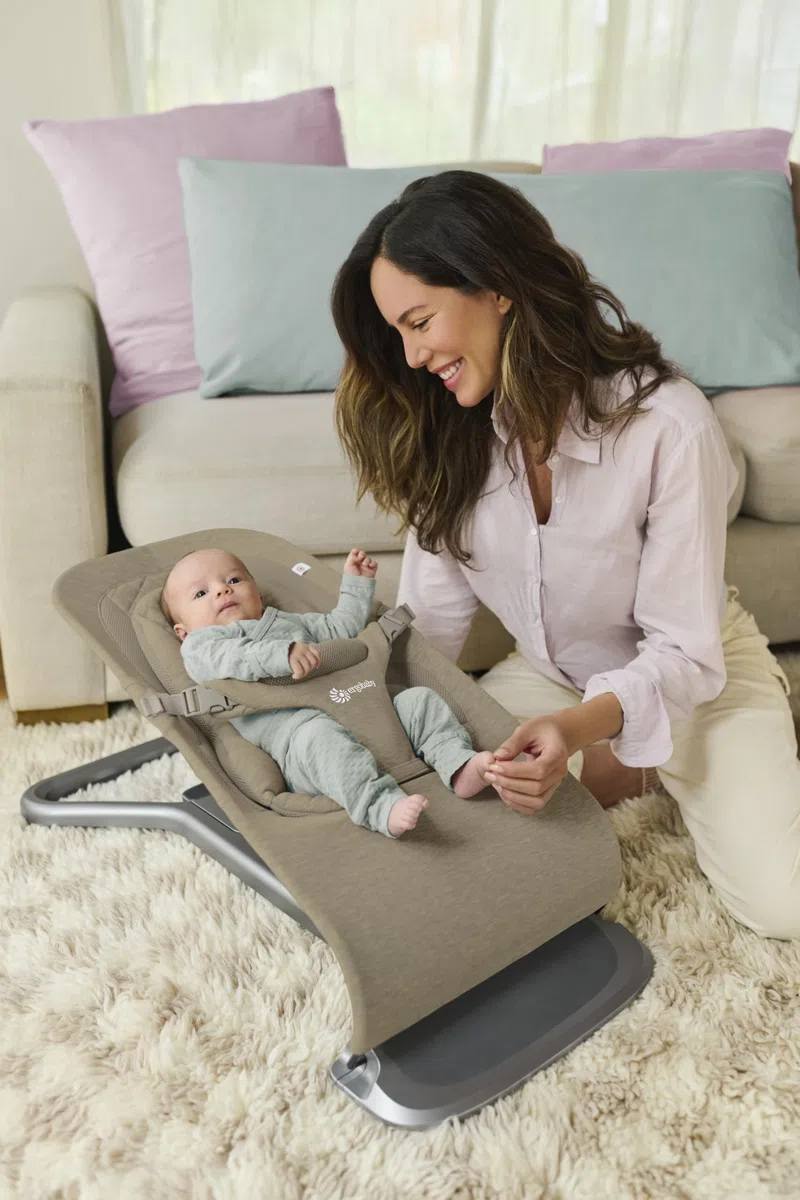 Bouncer Evolve 3-en-1 d'Ergobaby, Transat ergonomique pour nouveau-nés de la naissance à la petite enfance, balancelle avec insert pour nouveau-né (2,5 kg - 13,2 kg) (Soft Olive) | Transat Bébé Multi-Positions avec Hauteurs Réglables, Harnais Sécurisé et