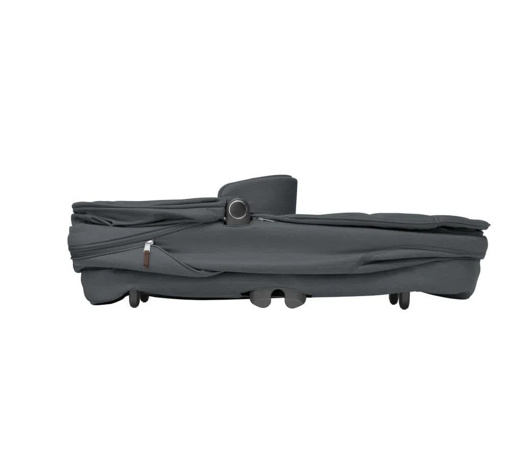 Maxi-Cosi Sense, Nacelle bébé, de la Naissance à 6 Mois (9kg), Spacieuse et Confortable, Matelas épais en Mousse à mémoire et inclinable, Compatible Poussette, Aération, Twillic Graphite