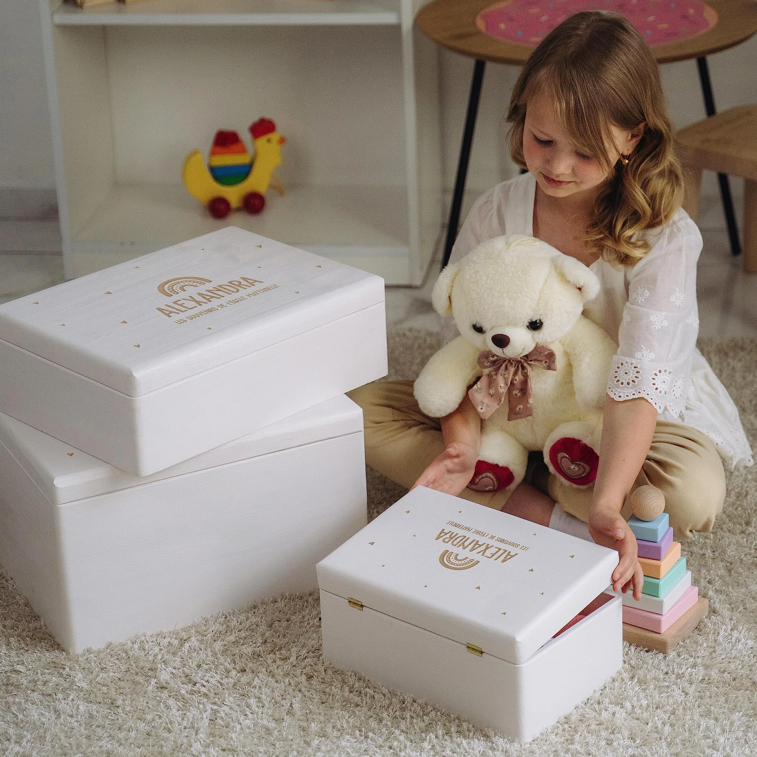 LAUBLUST Boîte à souvenirs bébé personnalisée - Cadeau de naissance avec nom, Arc-en-ciel avec cœurs, tailles S M L XL, bois naturel & blanc FSC