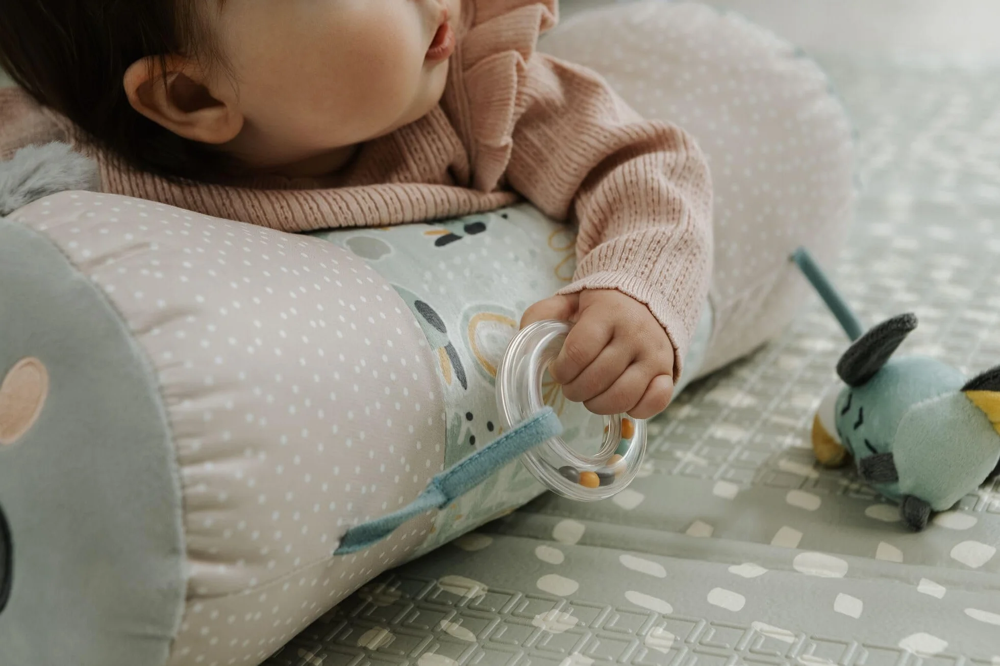 Nuby Coussin Tummy Time Animal Adventures – Support bébé pour le temps sur le ventre – Jouets sensoriels – Miroir sûr pour bébé – Peluche – Dès la naissance