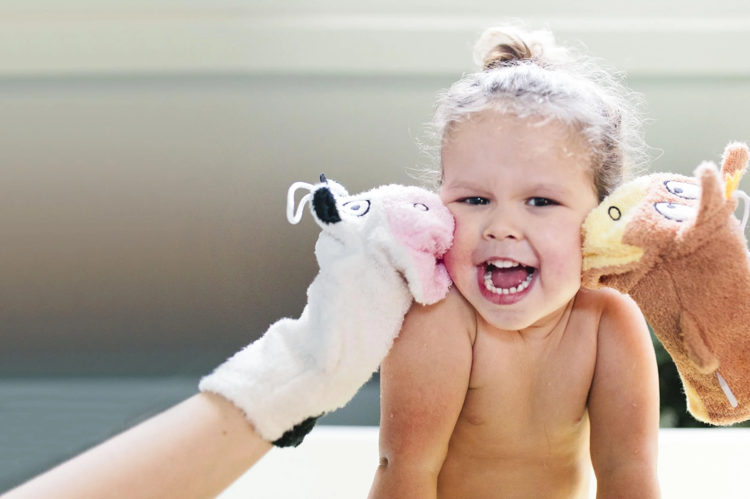 Isabelle Laurier Gant de Toilette Amusant Enfant 100% Coton Gant de Bain éponge Bébé Modèle Vache Blanc