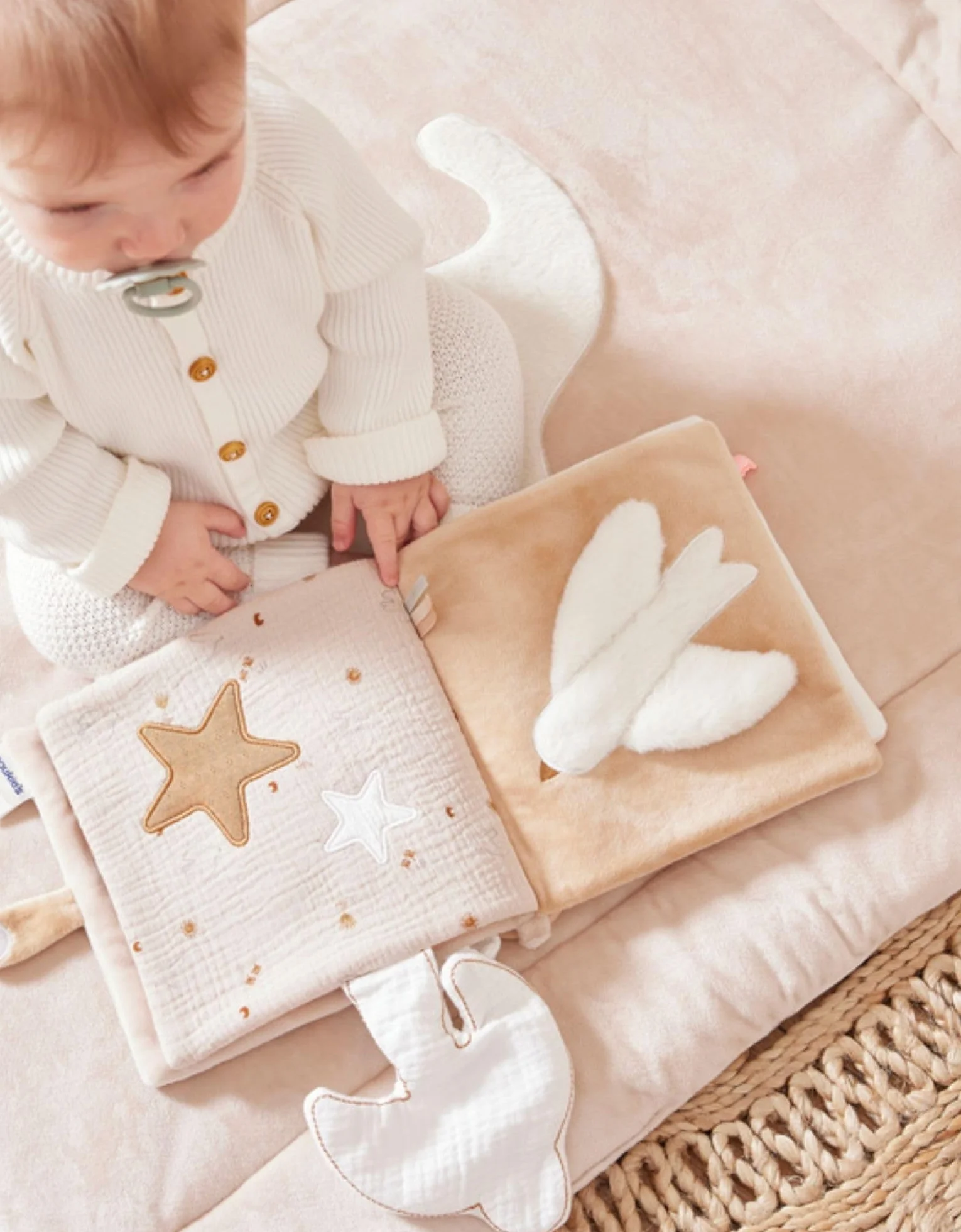 Noukie's Livre d'activités en peluche Bali Moka & Snow Jouet d'éveil pour bébé