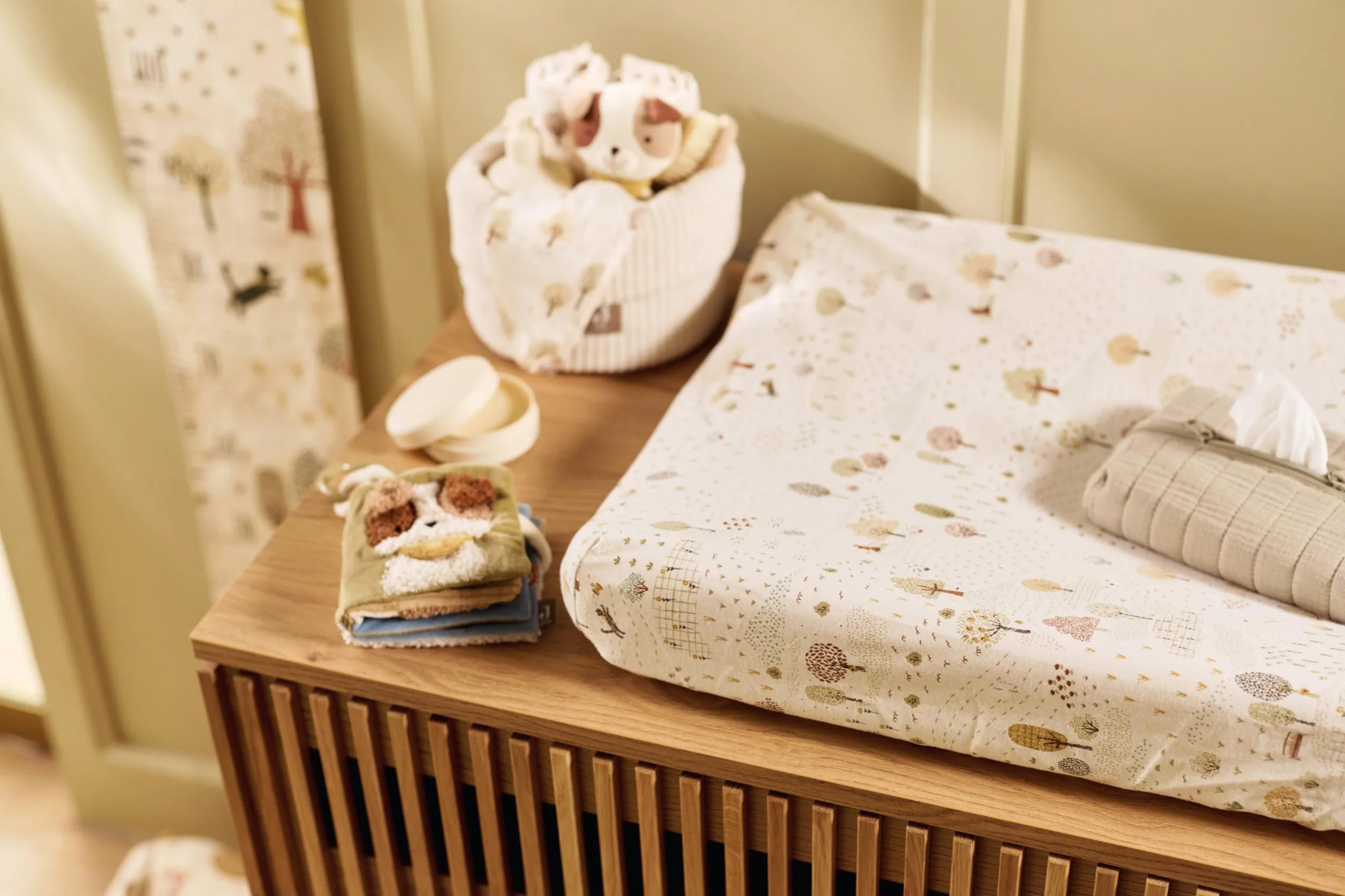 Jollein Livre Tissu Bébé Tiny Park - Livre d’Éveil avec Pages Bruissantes, Rubans et Miroir - Stimule Sens et Motricité