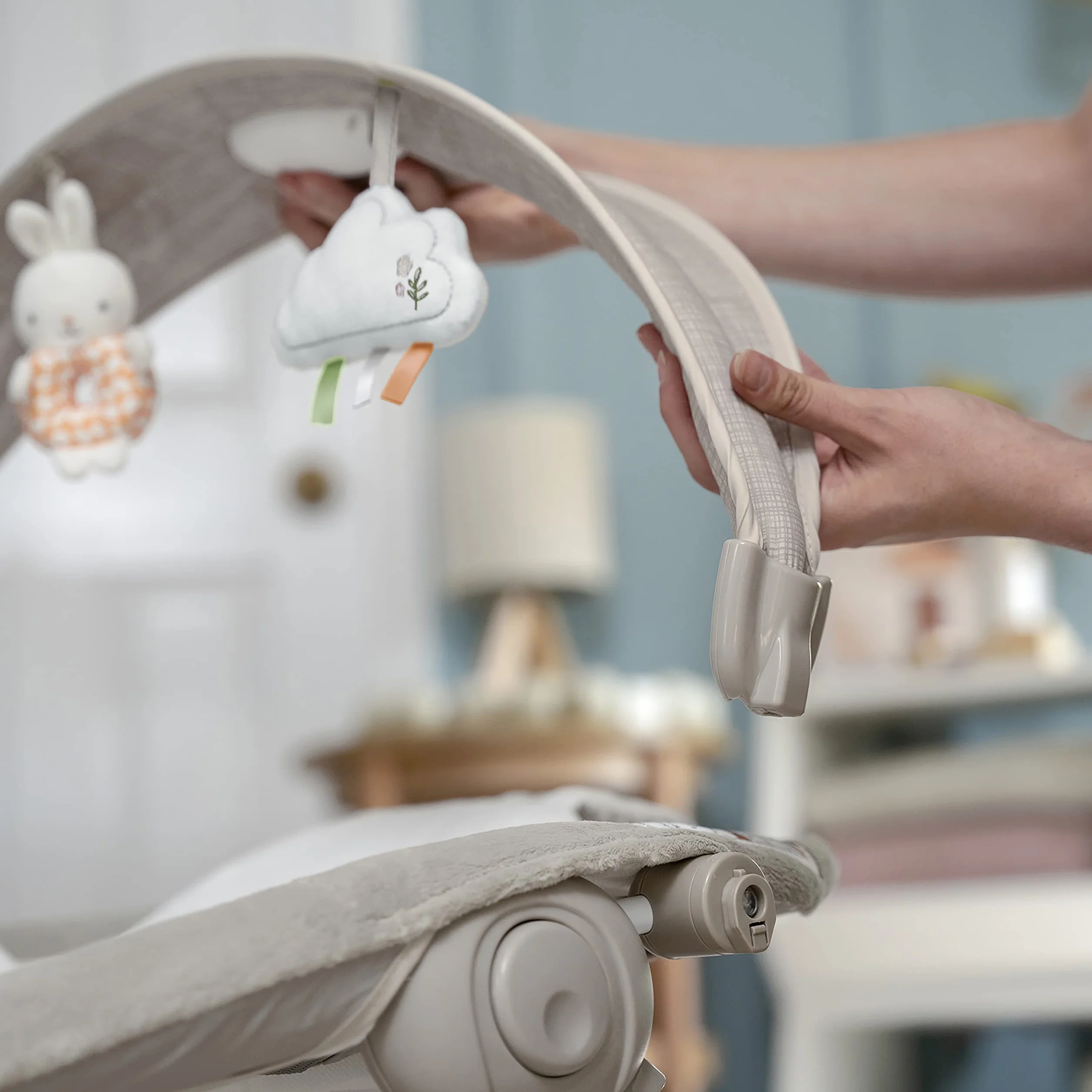 Ingenuity Transat et Siège Sauteur Twinkle Tails 7 Mélodies Vibrations Apaisantes Arche Lumière Jeu Amovible 2 Jouets D’Activités Ultra-Doux Dès Naissance 9 kg