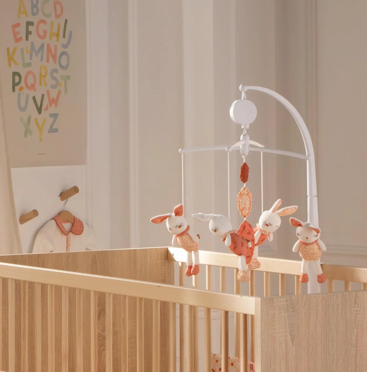 Mobile musical en velours blanc