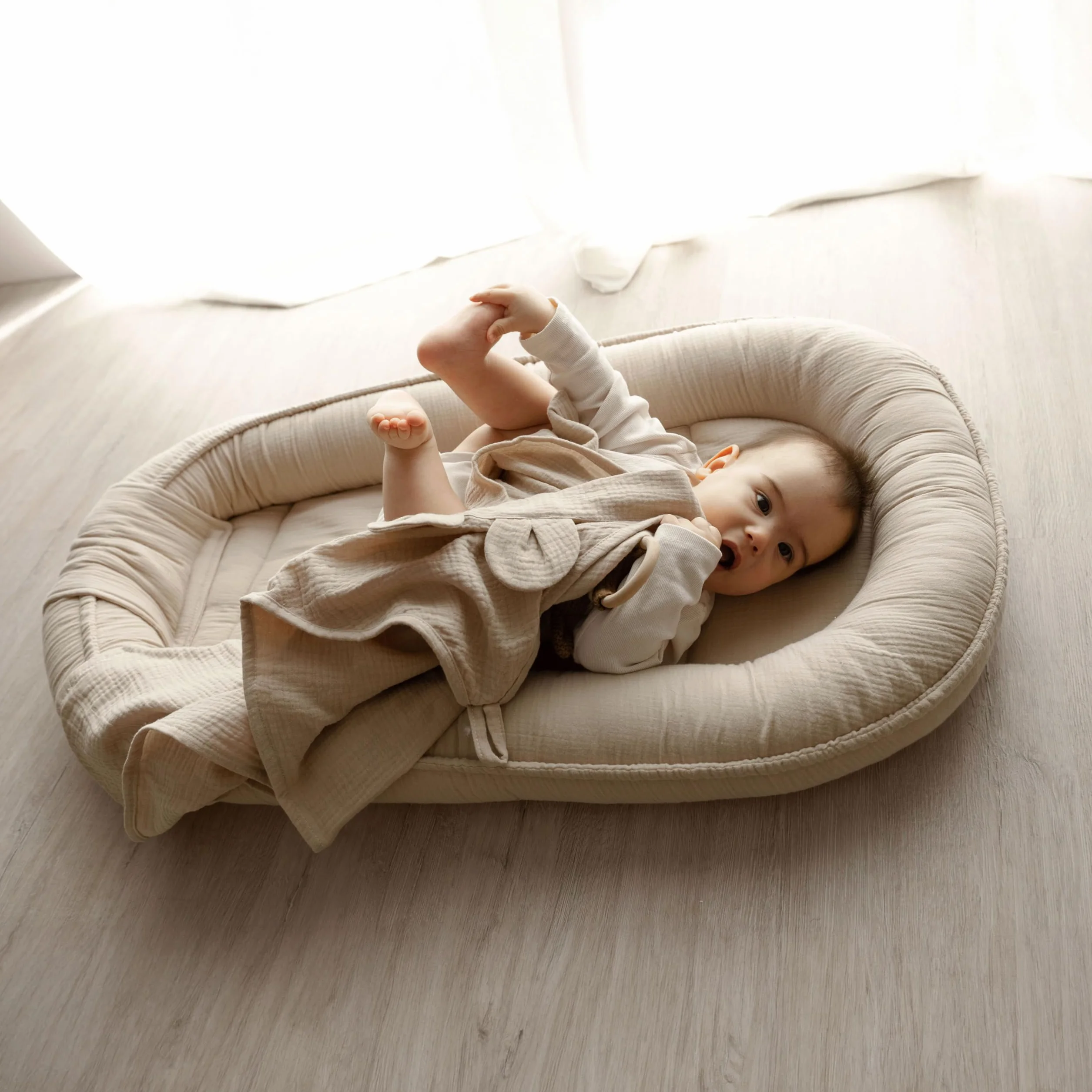 Réducteur de Lit Bébé 100x60 cm Cocon Nouveau-né Mousseline Douce Matelas Nid Bébé Coton Certifié Oeko-TEX Sommeil Sécurisé Berceau Lit Voyage Beige