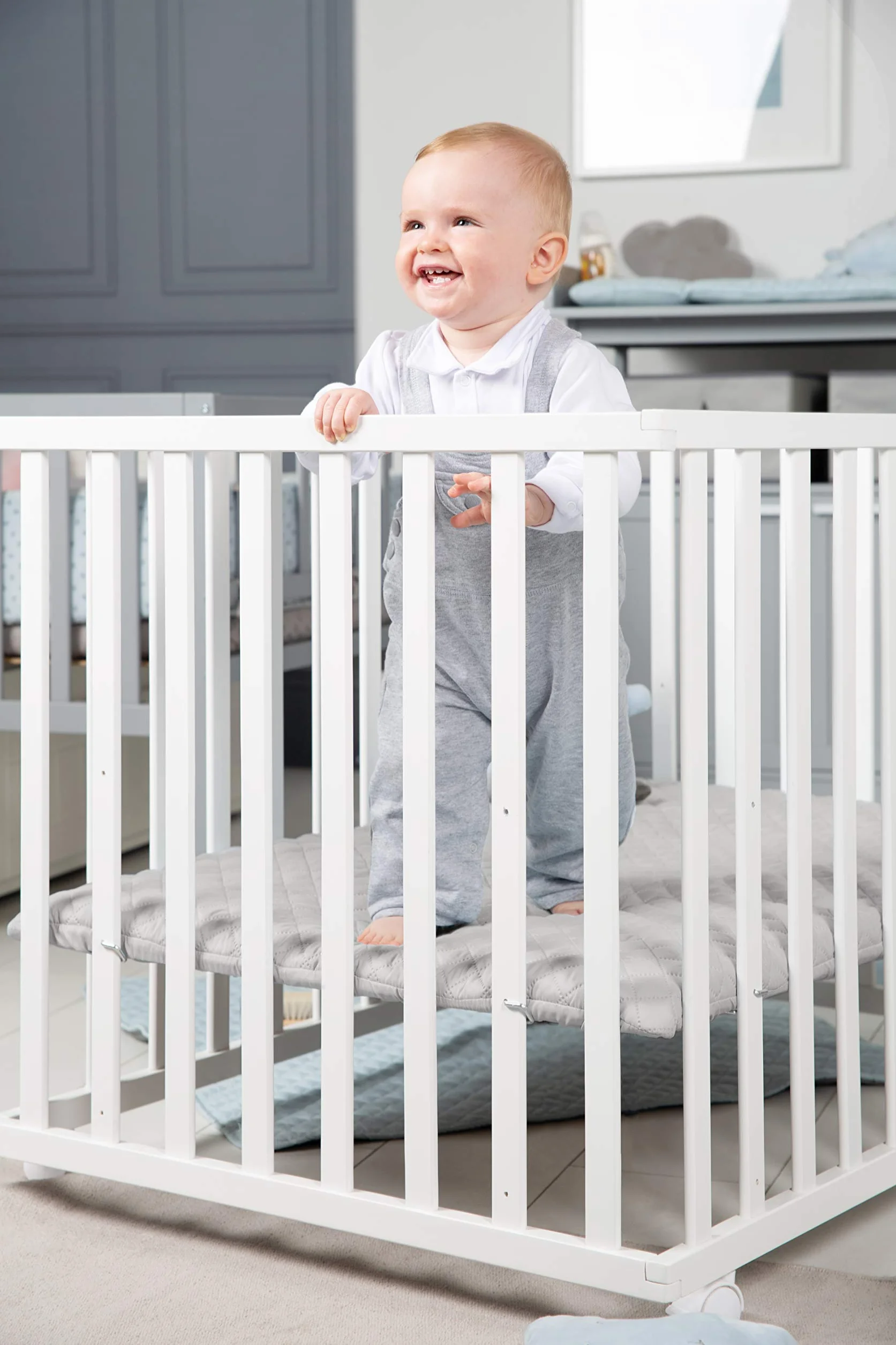 roba Parc Bébé en Bois 75 x 100 cm + Tapis Gris - Base Ajustable 3 Niveaux - Roulettes Freins - Laqué Blanc