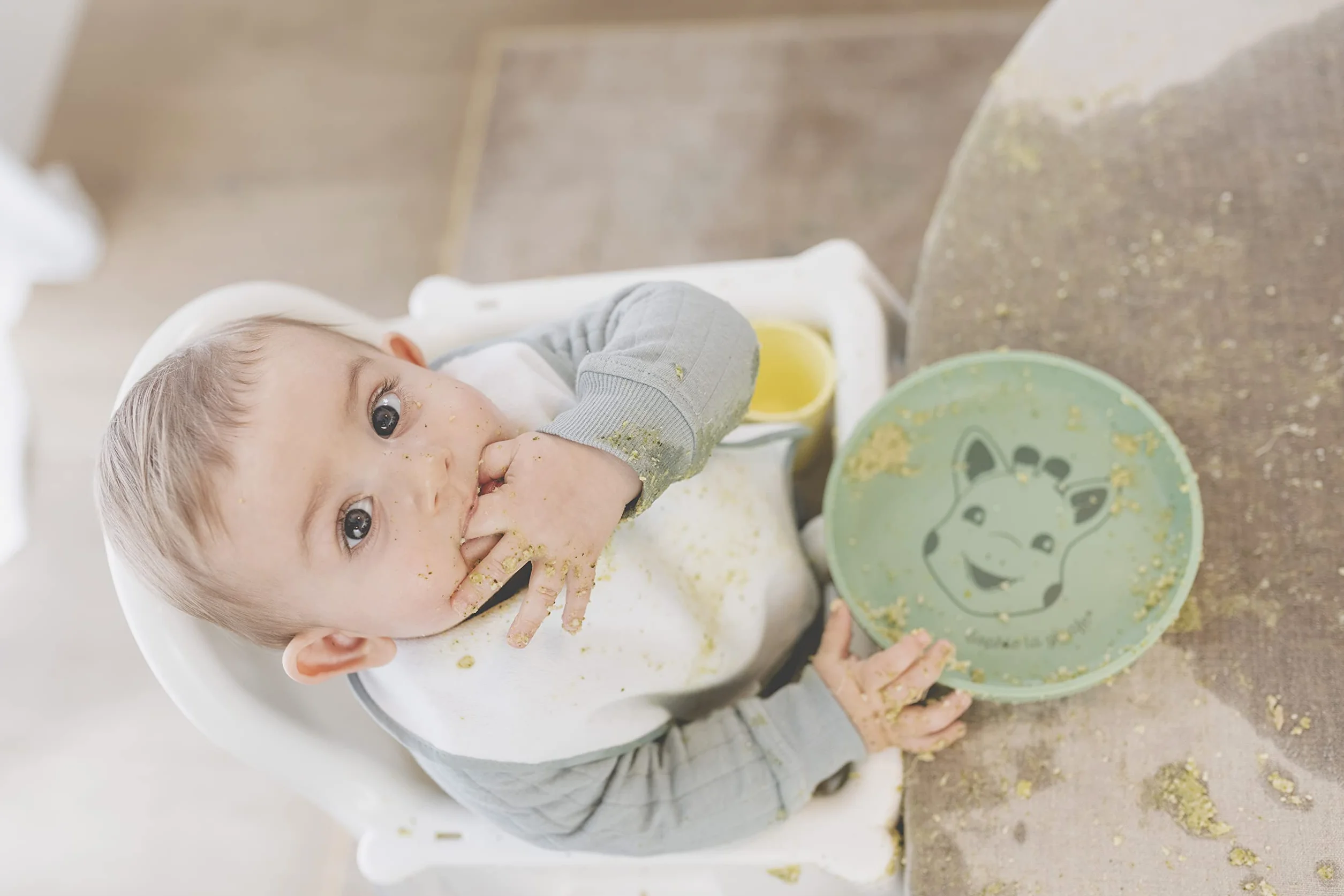 Sophie la Girafe Set de Repas en Silicone - Assiette, Bol, Verre et Cuillère Passe au Lave Vaisselle et Micro-ondes