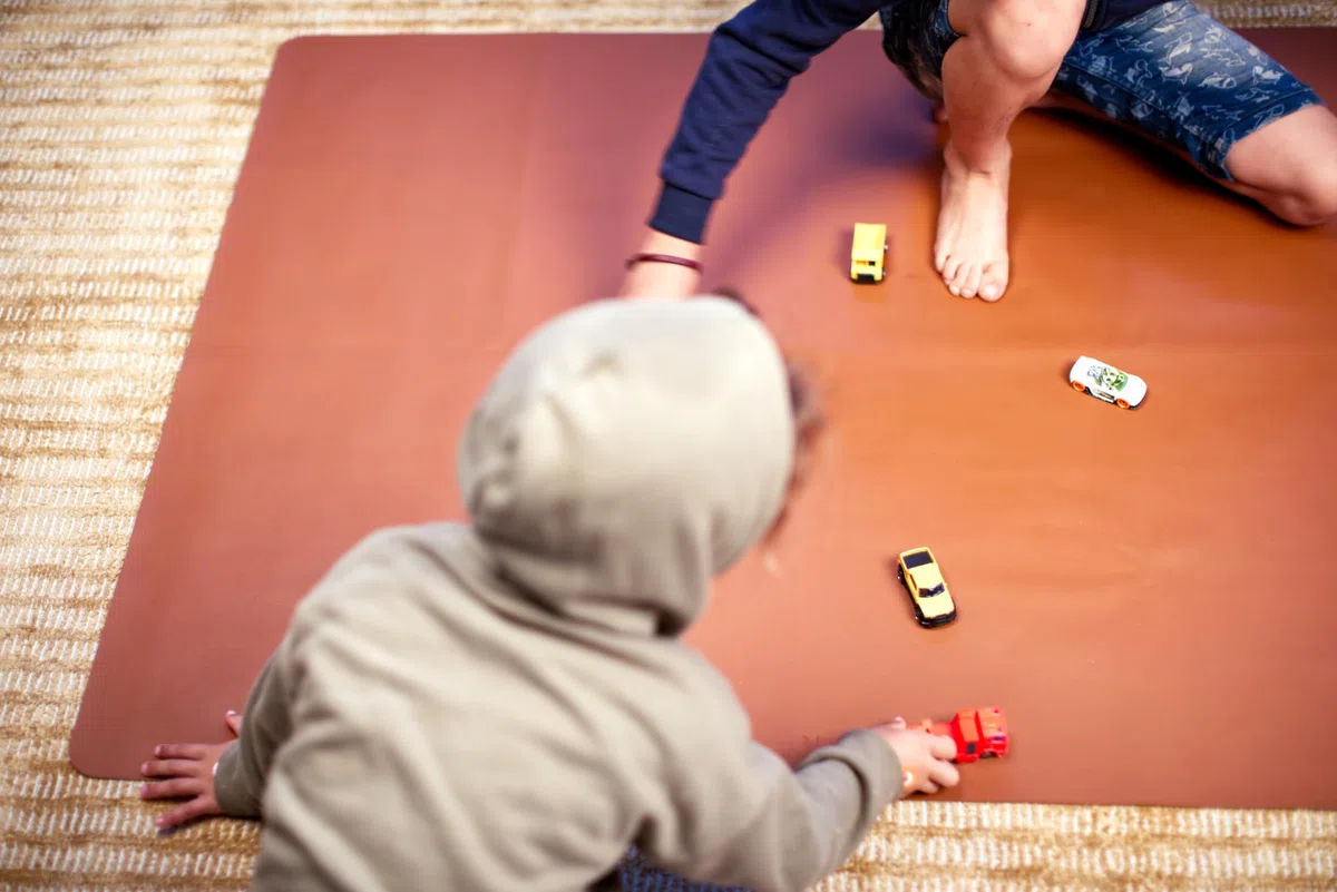 Lot de 2 tapis de sol pratiques à poser sous une chaise haute, chaise d'enfant, tapis de jeu, tapis anti-éclaboussures, tapis anti-éclaboussures, lavable, imperméable, antidérapant, 110 cm