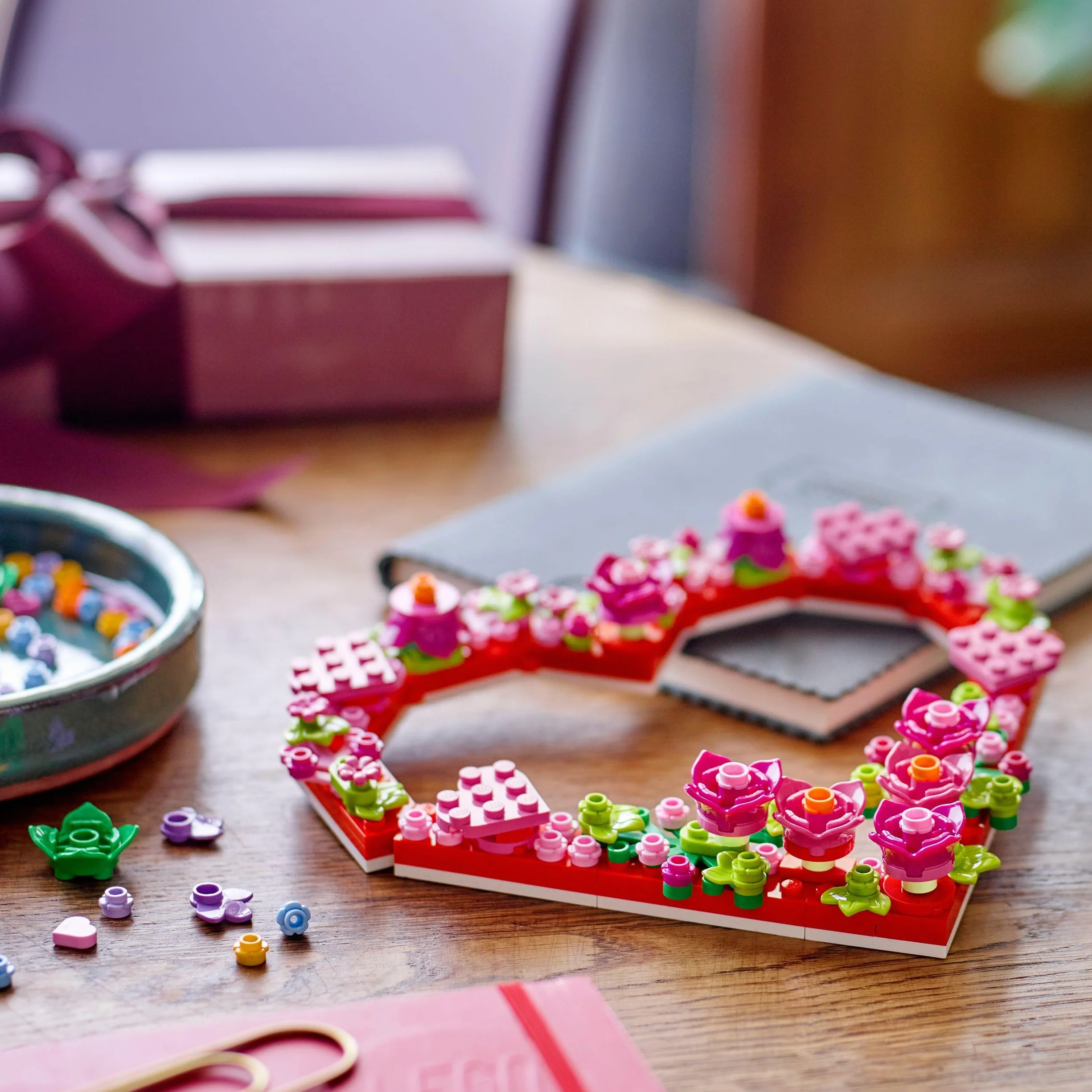 LEGO Décoration en Forme de Cœur 40638 - Kit d'Activité Manuelle pour Enfant 9 Ans avec Fleurs