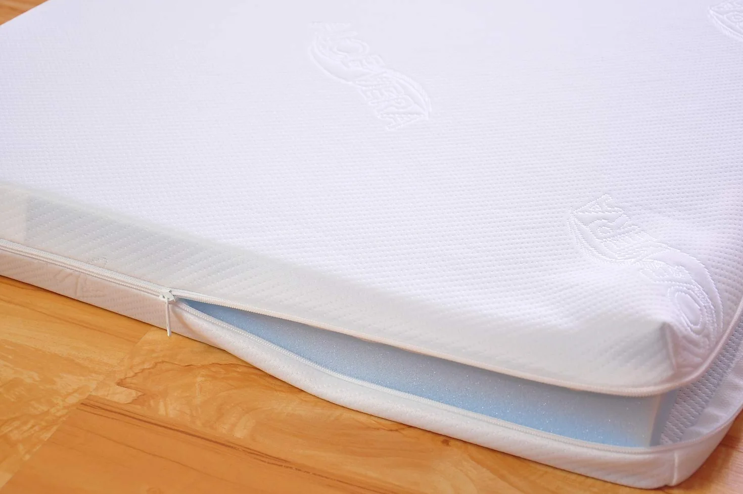 Marsell Lit bébé avec Matelas en Mousse Aloe Vera Rails de Protection Réglables Blanc Transformable en lit Enfant